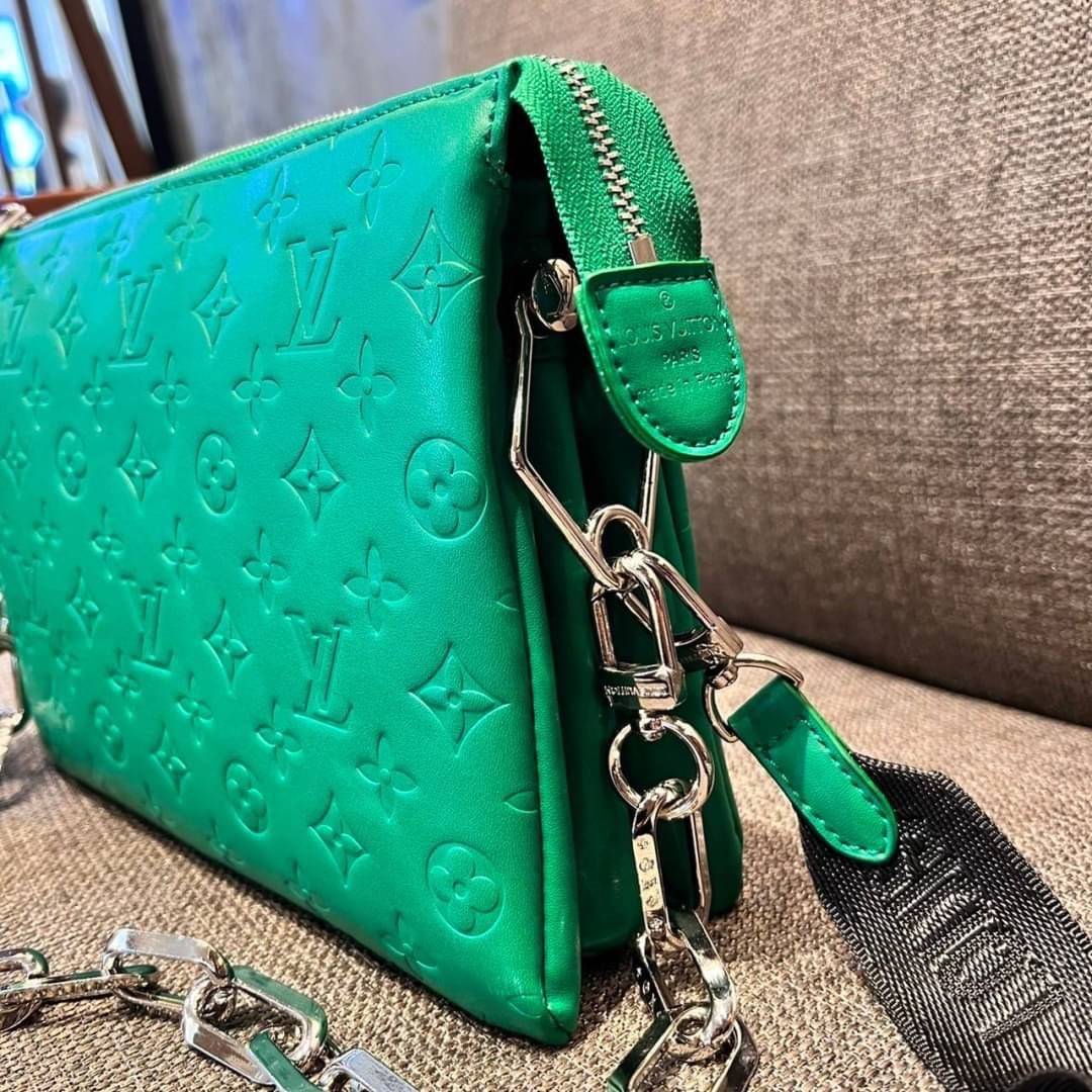 LV HANDLE POUCH MONOGRAM / LV Coussin กระเป๋าสะพายกึ่งคลัชท์ สุดล้ำ มาแรงมาก ด้วยความสวยปังตั้งแต่แรกเห็น วัสดุหนังแกะปั๊มลายสวยคม มาพร้อมสาย 2 เส้น เลิศๆ มีสายโซ่ที่มีดีเทลละเอียดไม่ซ้ำ และสายสปอร์ตครอสบอดี้ ที่จะคล้องไว้ทั้งสองเส้นก็ดีงาม หรือสลับใช้ตาม
