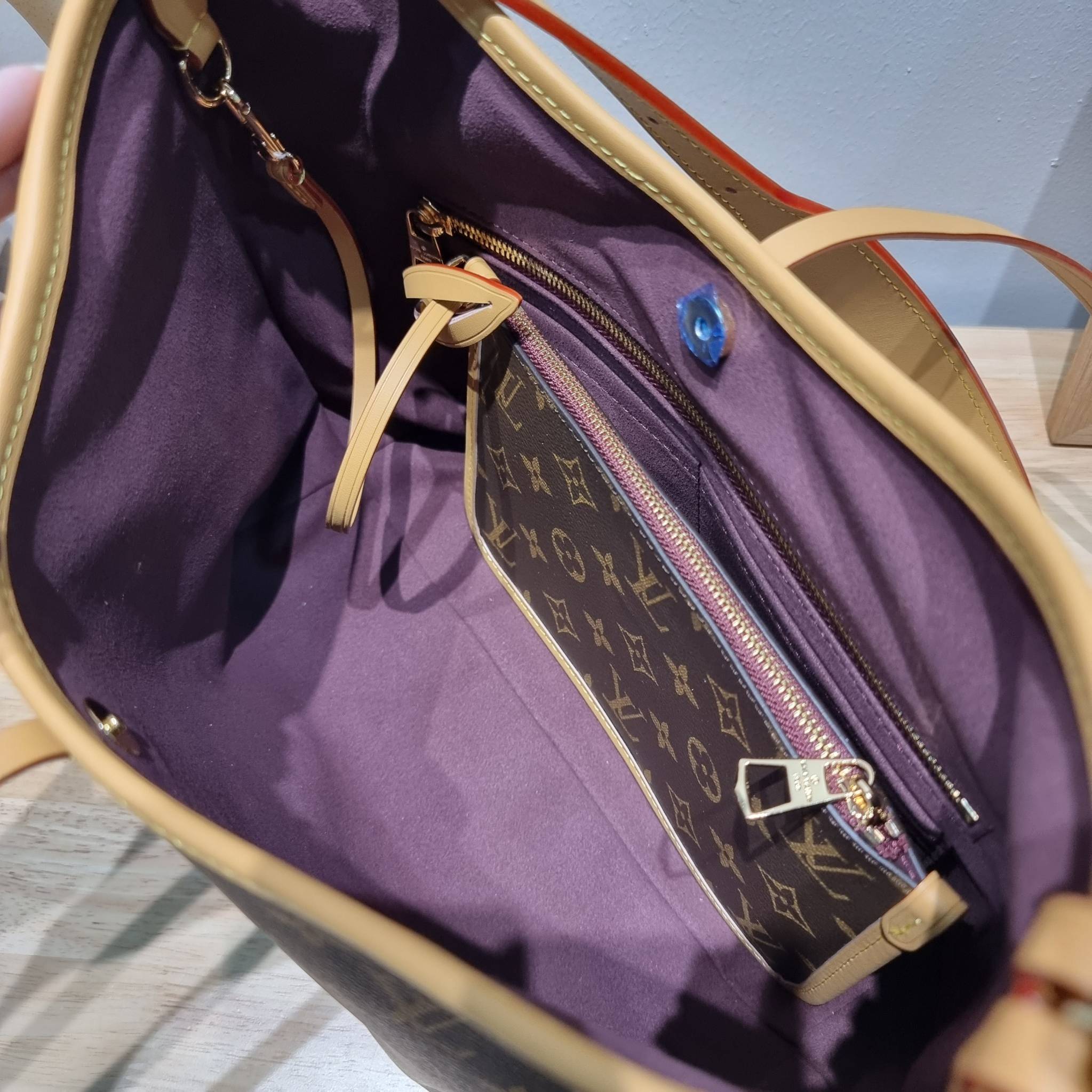 LV CARRYALL PM รุ่นลิมิเต็ดที่สาวๆตามหา กระเป๋าสะพายไหล่ทรงสวย ดีไซน์เรียบง่ายคลาสสิค หรู ดูผู้ดี รูปทรงใช้งานง่าย มาพร้อมใบลูก ไว้เก็บของจุกจิก วัสดุหนังแคนวาส ปากกระเป๋ามีสายหนังผูกกันของหล่นได้และยังมีกระดุมแม่เหล็กอีกด้วย สายสะพายถอดปรับได้ ภายในโล่งก
