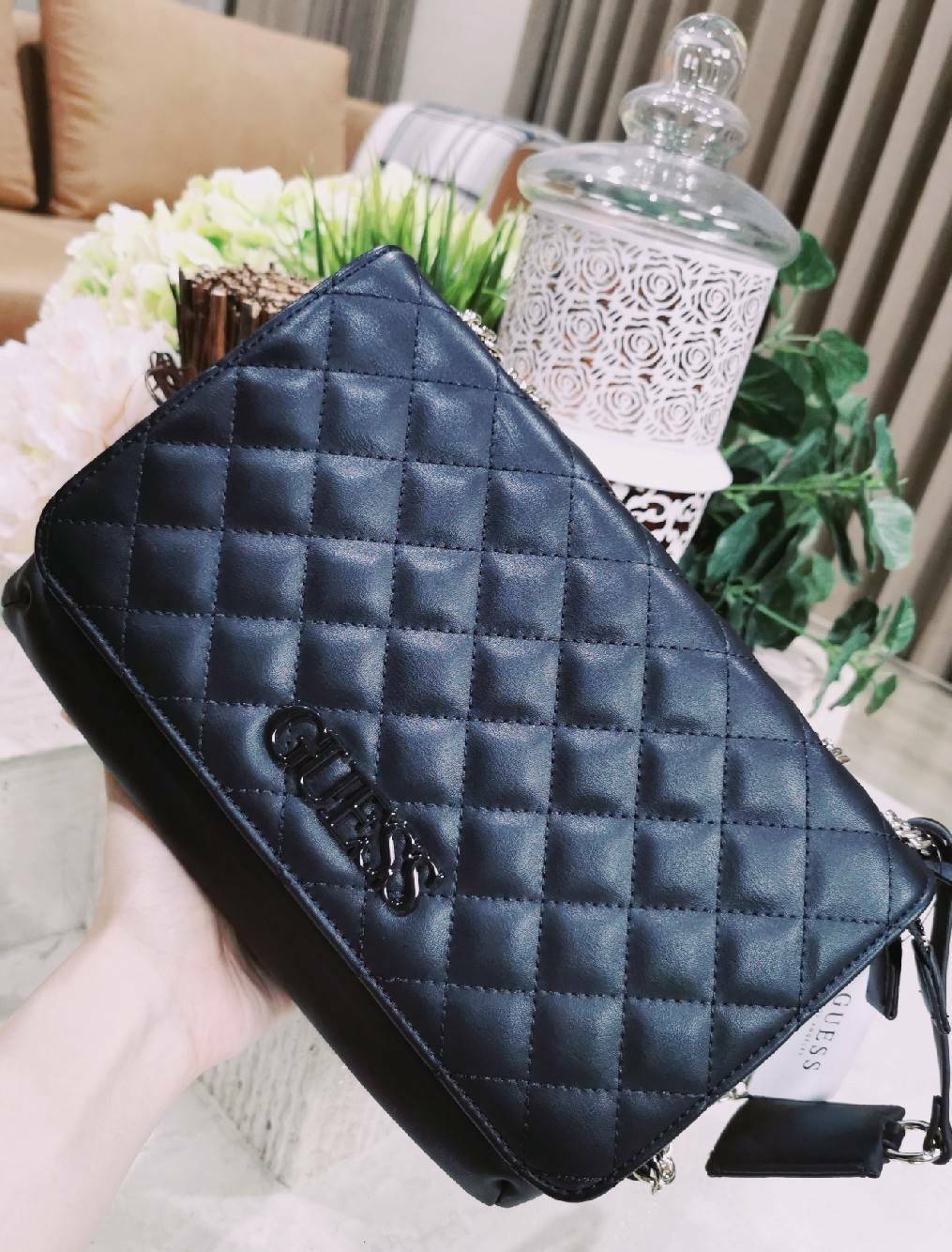 GUESS CROSSBODY BAG กระเป๋าสะพายรุ่นใหม่ล่าสุดทรงเหลี่ยมหนังนิ่มสวยเดินเส้นลายตารางอยู่ทรงด้านหน้าประดับโลโก้ GUESS สวยดูมีเปิดปิดด้วยฝาปิด ภายในมีช่องแบ่งสองช่องเป็นสัดส่วนใส่กระเป๋าสตางค์ใบยาว มือถือ ของจุกจิกได้เยอะ พร้อมสายสะพายโซ่ต่อหนังจะเลื่อนใช้สา