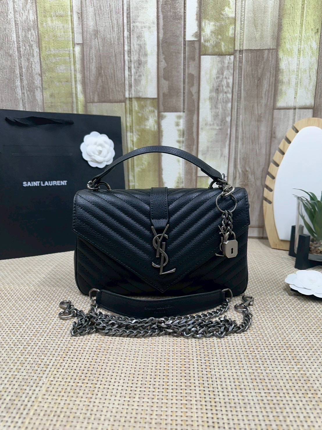 ORI หนังแท้ | YSL COLLEGE MEDIUM IN QUILTED LEATHER 25cm กระเป๋าสะพายทรงสวยสุดหรู ดูติดแกลมสุดๆ โดดเด่นด้วยโลโก้ด้านหน้า เพิ่มดีเทลความผู้ดี ไม่เคยผิดหวังจริงๆ!!