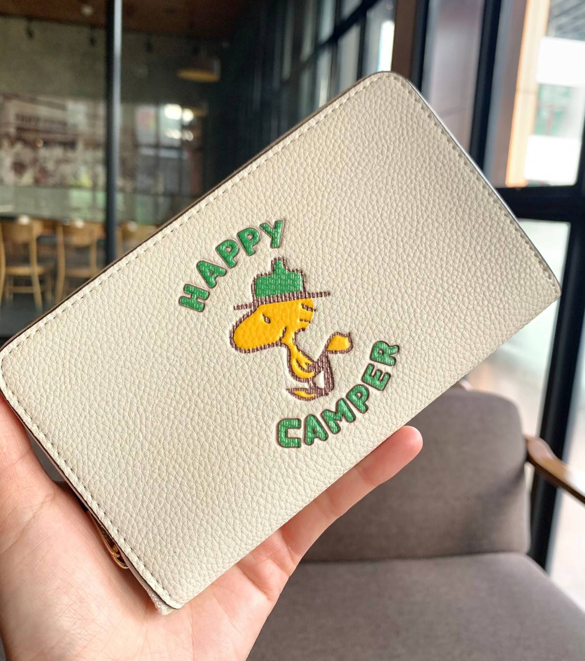 COACH X PEANUTS MEDIUM ID ZIP WALLET WITH WOODSTOCK((C4604)) 📣พร้อมส่งค่ะ! กระเป๋าเงินใบกลาง ขนาดพอดีๆ 🔺ด้านหน้าปั้มตัวการ์ตูน พร้อมตัวอักษรภาษาอังกฤษ นูนเด่นชัด ซุกซน น่ารักมากๆค่ะ ✔️เปิดปิดกระเป๋าแบบซิป ภายในมีช่องเสียบบัตรได้ถึง1