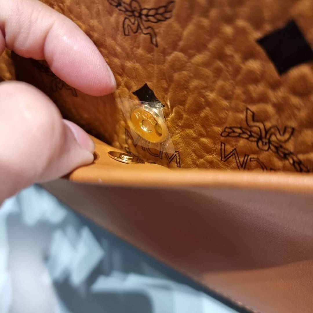 M.C.M ESSENTIAL VISETOS ORIGINAL SMALL CROSSBODY BAG กระเป๋าสะพายข้าง ขนาดกำลังดี สวยอยู่ทรง ดีไซน์เป็นเอกลักษณ์ วัสดุหนังแคนวาสสลับหนังแท้ พริ้นท์ลายเต็มใบ ดูหรูมาก!! เปิด-ปิดกระเป๋าด้วยสายคาดแม่เหล็ก และซิปรูดกันของหล่น มาพร้อมสายสะพาย crossbody ปั๊มลาย