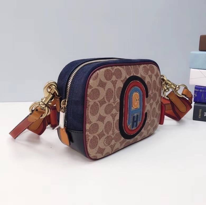 OUTLET 】COACH Camera Bag In Colorblock With Coach Patch (COACH F79278) 🍁หายากมากๆแล้วรุ่นนี้**จะถือ หรือสะพาย ได้ตามใจสั่ง //วัสดุหนังแท้เต็มใบ คุณภาพหนังดีมากๆ ปักโลโกตัวC ด้านหน้า ดูดีแบบไม่ซ้ำใคร //มาพร้อมสายสะพาย 2 สาย >>สายหนัง และสายสป