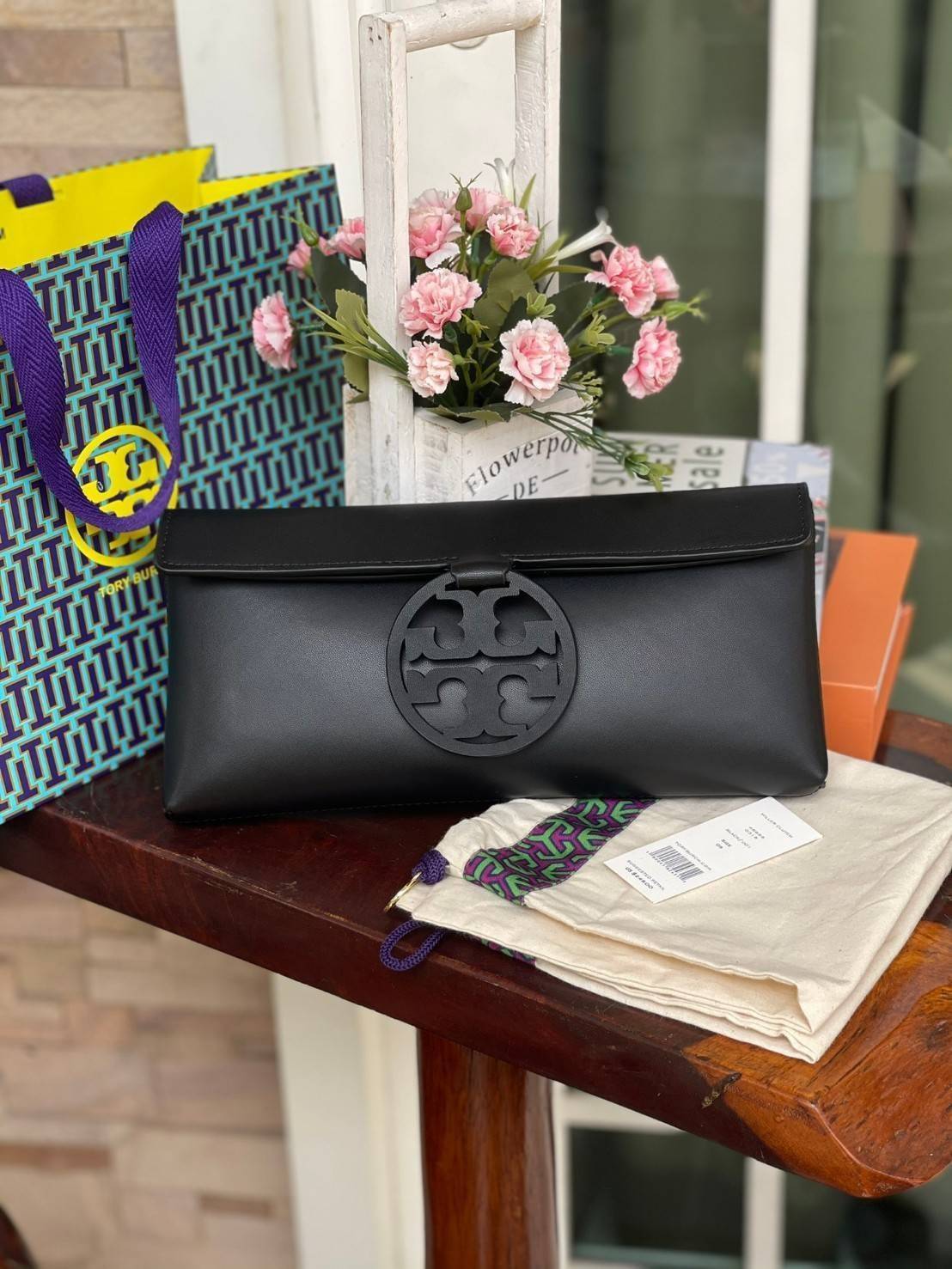 Tory burch Miller Metal clutch กระเป๋าคลัทช์ดีไซน์เรียบหรูออกแบบมาได้อย่างลงตัว ด้วยรูปทรงที่สวยงามและทันสมัย จากแบรนด์ Tory Burch ขนาดกำลังดี สามารถใส่กระเป๋าสตางค์หรือเครื่องสำอางค์ได้ตามขนาดกระเป๋า ในเรื่องของดีไซน์และLogo DoubleT เฉดเดียวกับสีของกระเป