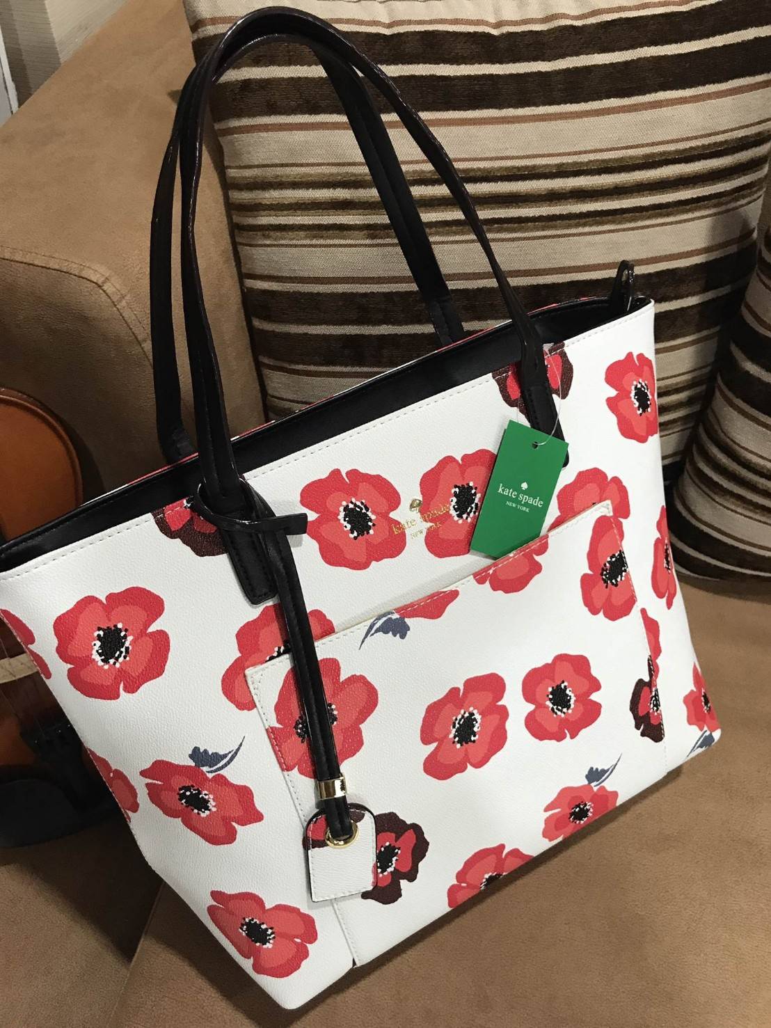 KATE SPADE New York Hyde Lane Poppies Riley Rose Tote Bag กระเป๋าสะพายทรง Tote Bag หนังสวยอยู่ทรงคอลเลคชั่น ดอก Poppies ห้อย TAG ที่หูกระเป๋าด้านหน้าประดับโลโก้ มีช่อง หน้าใส่ของได้ ภายในมีช่องซิป และช่องใส่มือถือ กว้างและจุ ใส่ ipad, notebook, เอกสาร A4 