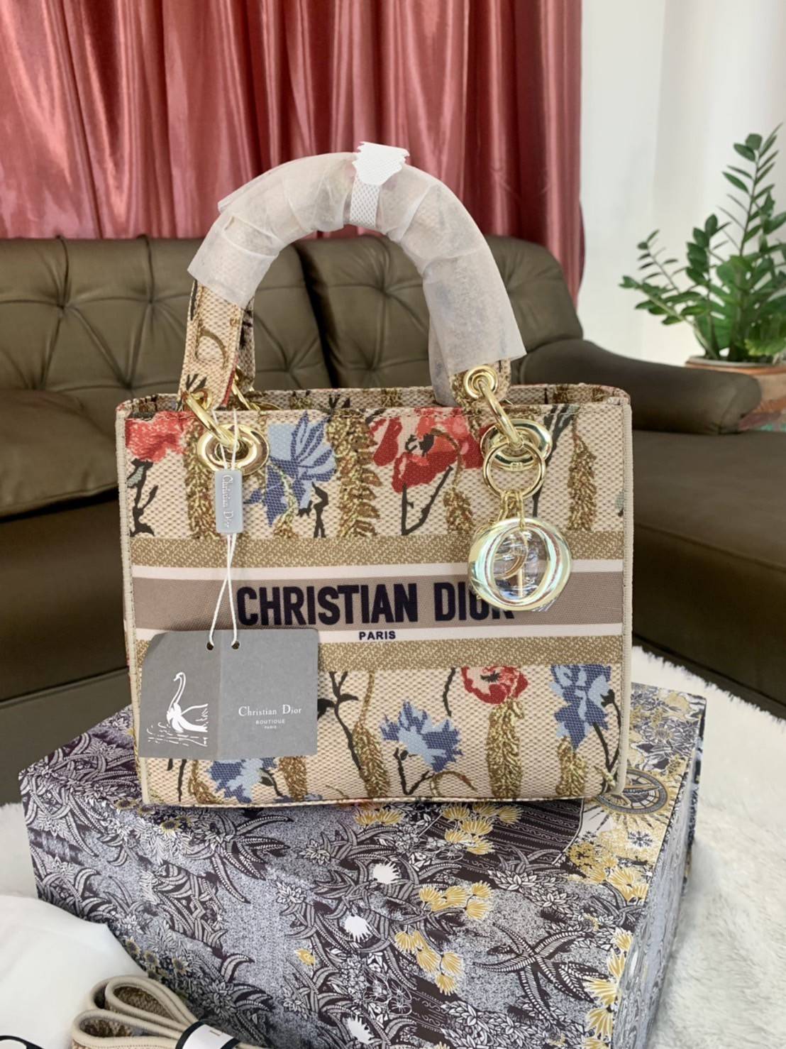 DIOR WOMEN MEDIUM LADY D-LITE BAG VIP GIFT WITH PURCHASE (GWP) พรีเมี่ยมกิ้ฟ Limited Edition จาก DIOR DUTYFREE COUNTER วัสดุหนังแท้ Calfskin หุ้มด้วยผ้า Cannage อีกชั้นและปักลวดลาย 'Dior Palm' กระเป๋า Lady D-Lite ผสมผสานความสง่างามและคลาสสิกที่เ