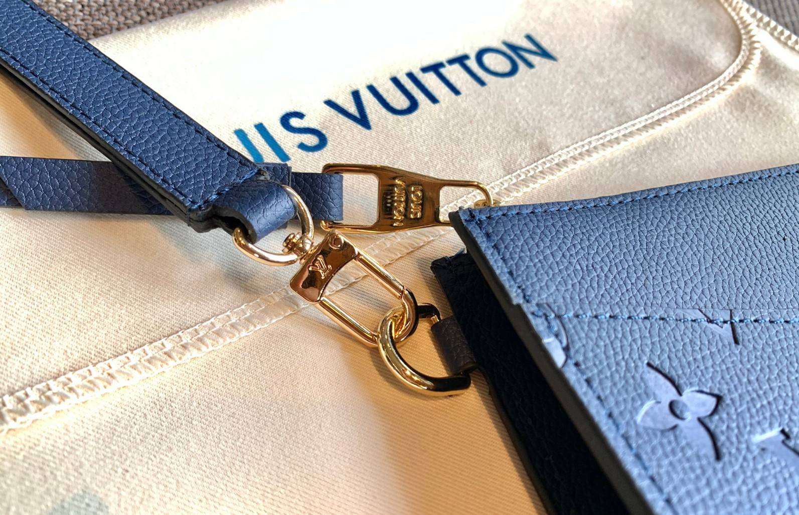 VIP 】จัดสินค้าคุณภาพมาให้สาวๆได้ใช้กันค่าา😘 Louis Vuitton Pochette Mélanie MM Monogram ใช้ขึ้นเครื่องได้เลย✈️ ✔️กระเป๋า ทรงคลัท แบบมีสายคล้องมือ ถอดออกได้หนึ่งสาย ✔️หนังแท้หนา ลายหนังพิมพ์ลายแบรนด์ได้สวยงามมากๆค่ะ