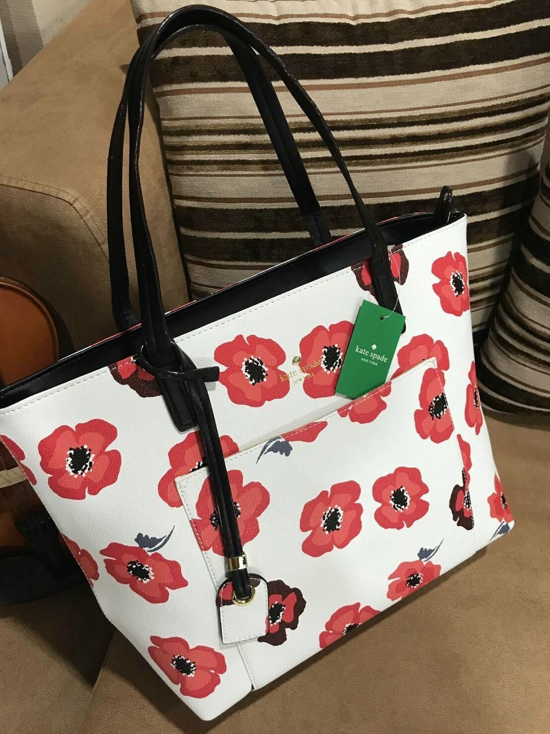 SPADE New York Hyde Lane Poppies Riley Rose Tote Bag กระเป๋าสะพายทรง Tote Bag หนังสวยอยู่ทรงคอลเลคชั่นดอก Poppies ห้อย TAG ที่หูกระเป๋าด้านหน้าประดับโลโก้ มีช่องหน้าใส่ของได้ ภายในมีช่องซิปและช่องใส่มือถือ กว้างและจุ ตัวจริงสวยน่าใช้ สาวๆ ห้ามพลาดค่ะ!
