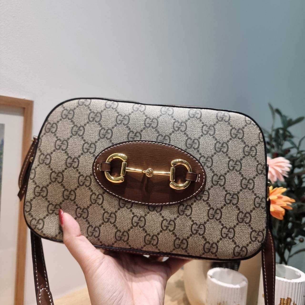 GG HORSEBIT 1955 SMALL SHOULDER BAG ที่สุดของความคลาสสิค กับกระเป๋าสะพายทรง camera ที่ใช้งานง่ายและคล่องตัว โดดเด่นด้วยอะไหล่โลโก้วินเทจเอกลักษณ์