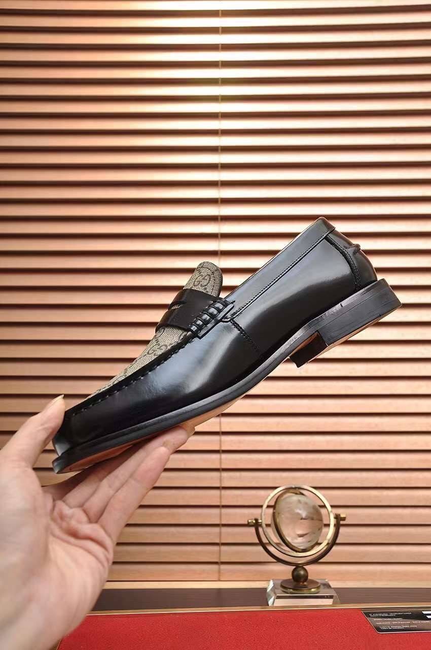 GUCCI Loafers for Men เกรดออริจินอล รองเท้าโลฟเฟอร์กุชชี่ ให้ลุคดูภูมิฐาน หรูหรา เข้ากับทุกชุด ทุกโอกาส วัสดุหนังแท้และแคนวาสอย่างดี ใส่สบาย ไม่กัดเท้า บล็อคมาตรฐาน 1:1 เป็นรองเท้าที่คุณผู้ชายควรมีติดตู้ภาพถ่ายจากงานขายจริง ใช้งานต่างประเทศได้
