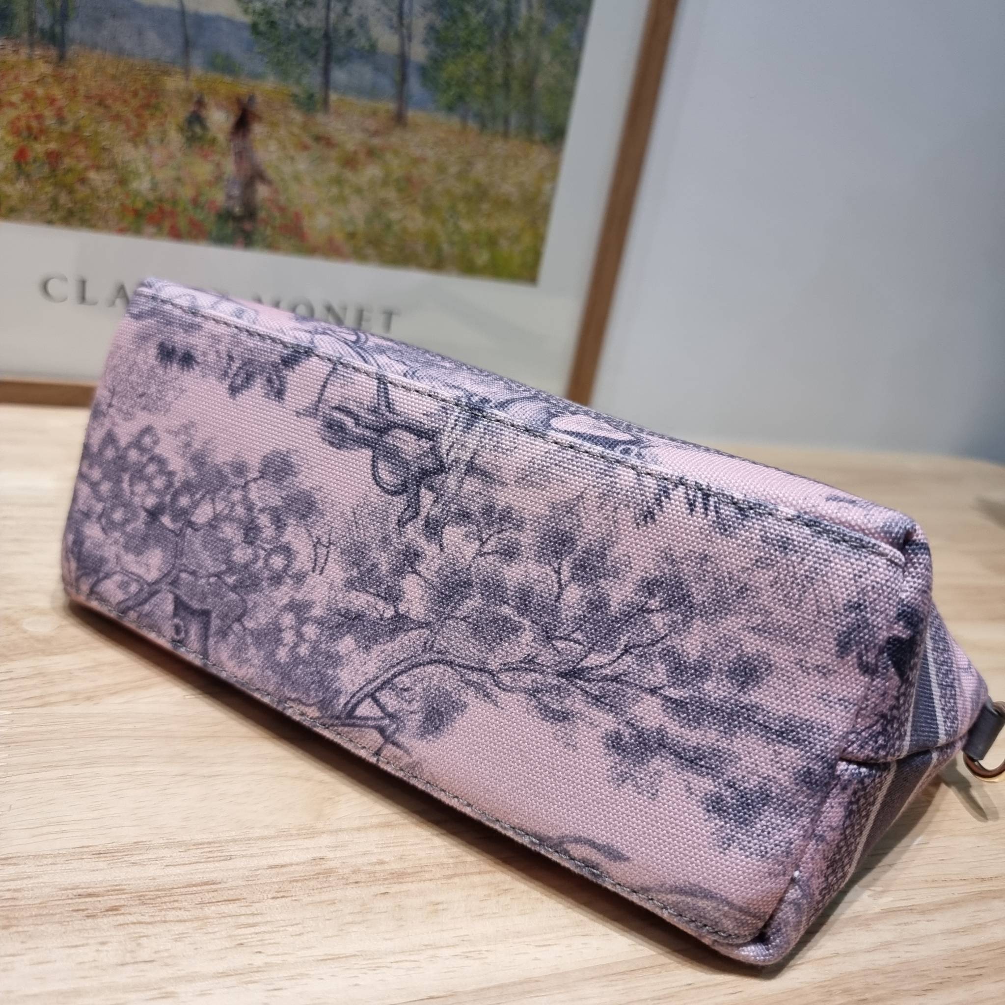 Dior travel nomad pouch / DIOR POUCH BAG พร้อมส่ง กระเป๋าทรงพอช ขนาดกำลังดี ดีไซน์ให้เป็นได้ทั้งกระเป๋าพกพาเอนกประสงค์ เวลาไปท่องเที่ยว หรือจะใช้เป็นกระเป๋าหลักพกของสำคัญก็ได้