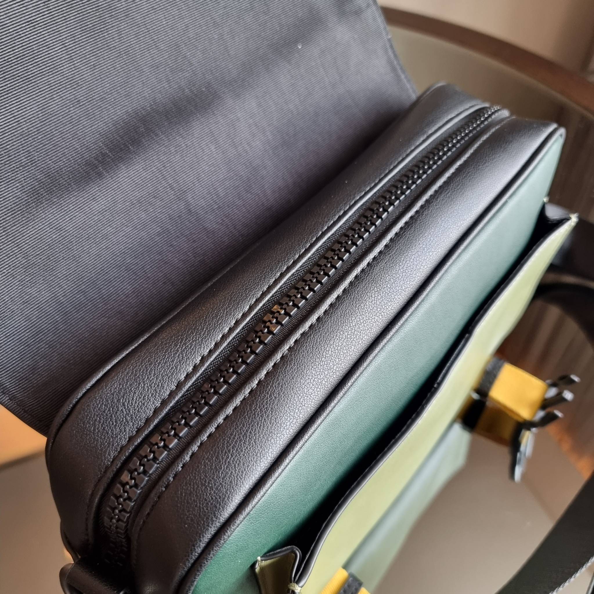 COACH TRACK CROSSBODY IN COLORBLOCK WITH COACH PATCH C6657 C8128 หล่อบอกต่ออีกหนึ่ง กระเป๋าสะพายทรงแมสเซ็นเจอร์ รุ่นเอาใจหนุ่มๆ ที่สาวๆก็อยากใช้!! ด้วยดีไซน์สีคัลเลอร์บล็อคที่โดดเด่น ทำให้ดูน่าใช้งาน วัสดุหนังแท้ สวยคมซ่อนหรู ฝากระเป๋ามีตัวล็อคแน่นหนา เปิ