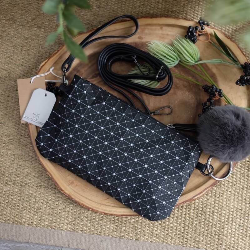 💥รุ่นขายดี สีเข้าเพิ่มค่า !!! เอาใจสาวๆ ที่ต้องการหากระเป๋าสะพายข้างใบเล็กๆเบาๆ สะพาย cross body สวย สะพายจบในใบเดียว แนะนำใบนี้เลยค่า อะไหล่ดำ เรียบหรูมากคะ จากแบรนด์ David Jones ตัวกระเป๋าสะพาย ปรับเก็บสายถือเป็น clutch bag ได้คะ มีสายคล้องข้อมื