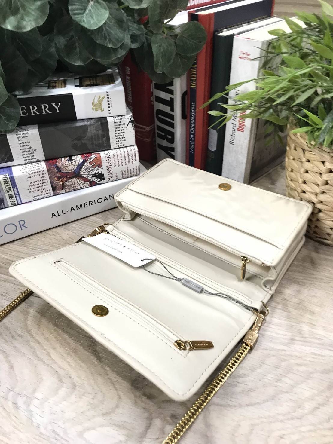 NEW ARRIVAL! CHARLES & KEITH CHAIN DETAIL CROSSBODY BAG กระเป๋าสะพายทรงสี่เหลี่ยมรุ่นชนช็อปขนาดกำลังดีวัสดุหนังนิ่มเรียบประดับด้วยโซ่ด้านหน้าดูมีดีเทล เปิดปิดด้วยกระดุมแม่เหล็ก ภายในมีช่องใส่บัตรและช่องซิป มาพร้อมสายโซ่ต่อหนังถอดถือเป็นคลัชได้ ภาพถ่ายสินค