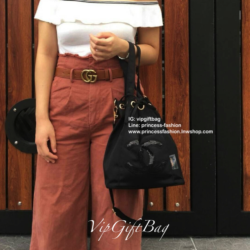 Best Seller มากี่รอบๆก็หมดค้า♡♡♡ กับกระเป๋าทรง Nylon Bucket Style จับจีบน่ารัก ของแท้จากงาน vip gift เคาเตอร์แบรนด์ chanel ตัวกระเป๋าทรงจากไนล่อน กันน้ำทั้งใบ อะไหล่ทองปั้มแบรนด์ ด้านหน้าปักเลื่อม CC สุดหรู ด้านในจุของได้เยอะ บุผ้าปั้