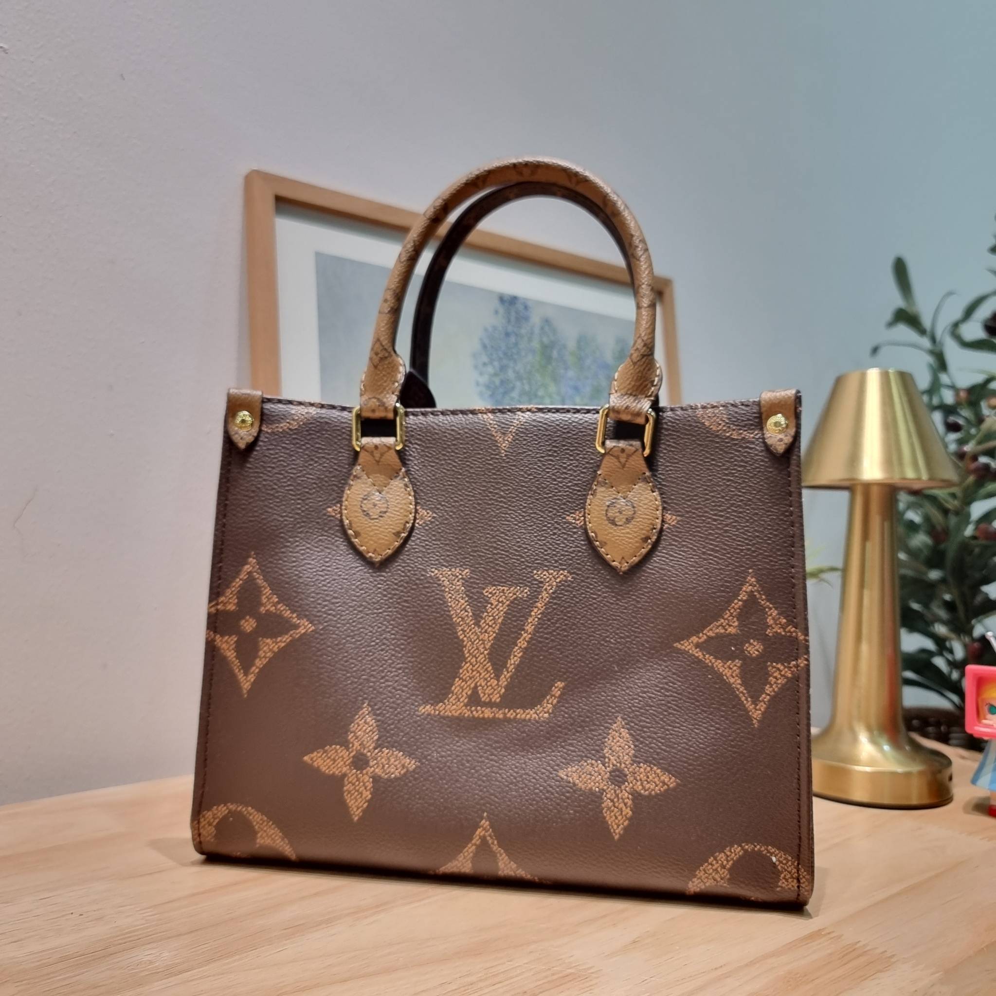 LV Onthego Small Bag กระเป๋าทรงโท้ทดีไซน์ใหม่ พร้อมสายสะพายสปอร์ตและใบลูก LV small tote with strap โทนสีคลาสสิคใช้งานง่าย ตอบโจทย์ได้ทุกลุค ทุกสไตล์