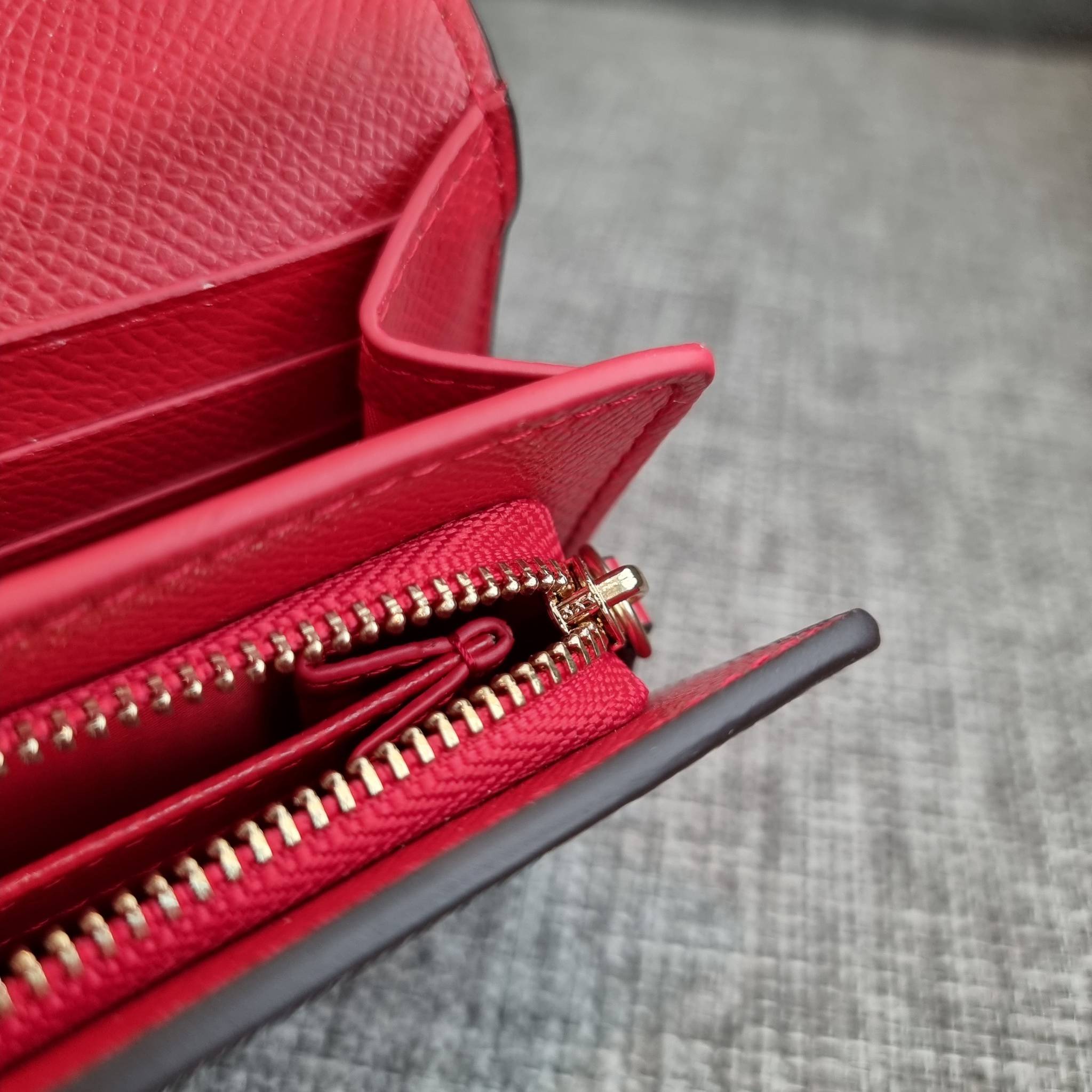 OUTLET 】COACH F31562 SLIM ENVELOPE WALLET IN SIGNATURE CANVAS WITH CHERRY PRINT คอลเลคชั่นใหม่ล่าสุด ต้อนรับนิวเยียร์ไปเลย!! 🍒🎊 กระเป๋าสตางค์รุ่นขายดี ทรงจดหมายรุ่นฝาพับ ดีไซน์ลายเชอร์รี่ น่ารักสดใส วัสดุหนังแคนวาสเคลือบลาย ภายในใส่มือถือไ