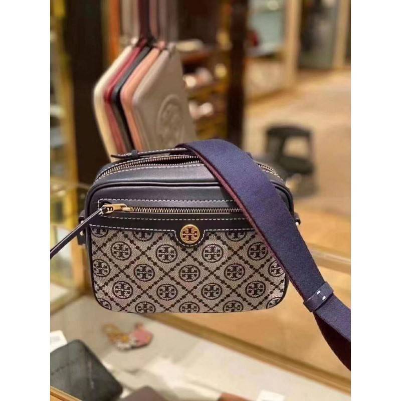 TORY BURCH T MONOGRAM JACQUARD CAMERA BAG การออกแบบที่เรียบง่าย แต่ยังคงความหรูหราเอาไว้ โดดเด่นด้วยลวดลาย T Monogram