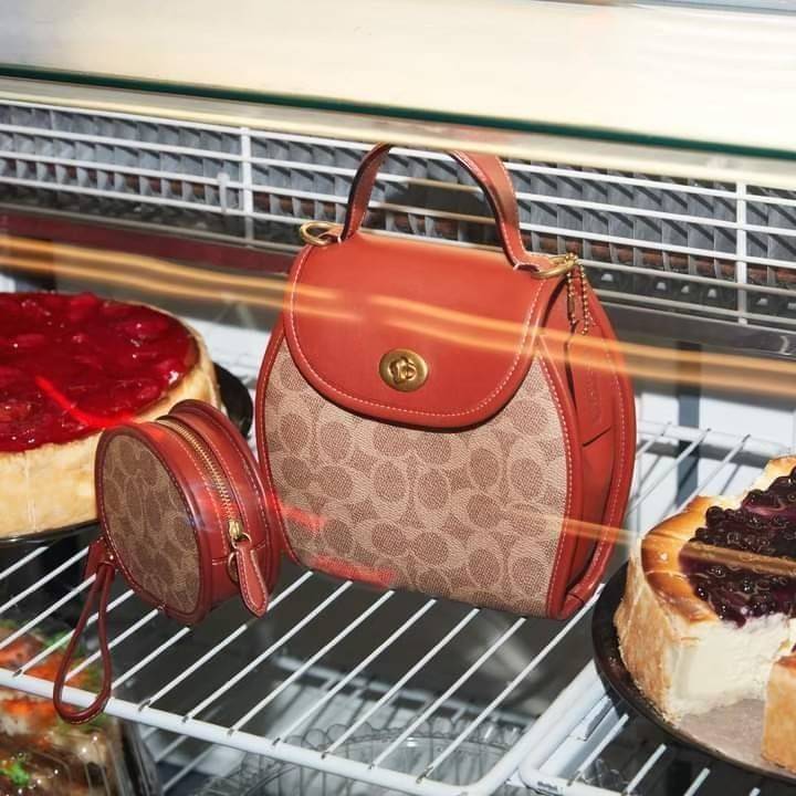 OUTLET 】COACH TURNLOCK CURVED TOP HANDLE CROSSBODY IN SIGNATURE CANVAS (COACH 142) 💝รุ่นนี้ เห็นแล้วหลงรักเลย เสน่ห์ทะลุมาก ทรงสวย ดีไซน์แปลกตา ดูแตกต่าง ขนาดกำลังดี ตัวกระเป๋า หนังแท้ผสมแคนวาสคุณภาพดีสุดๆ มีสายสะพายยาวสามารถถอดออกได้ จะถือ หรือสะ