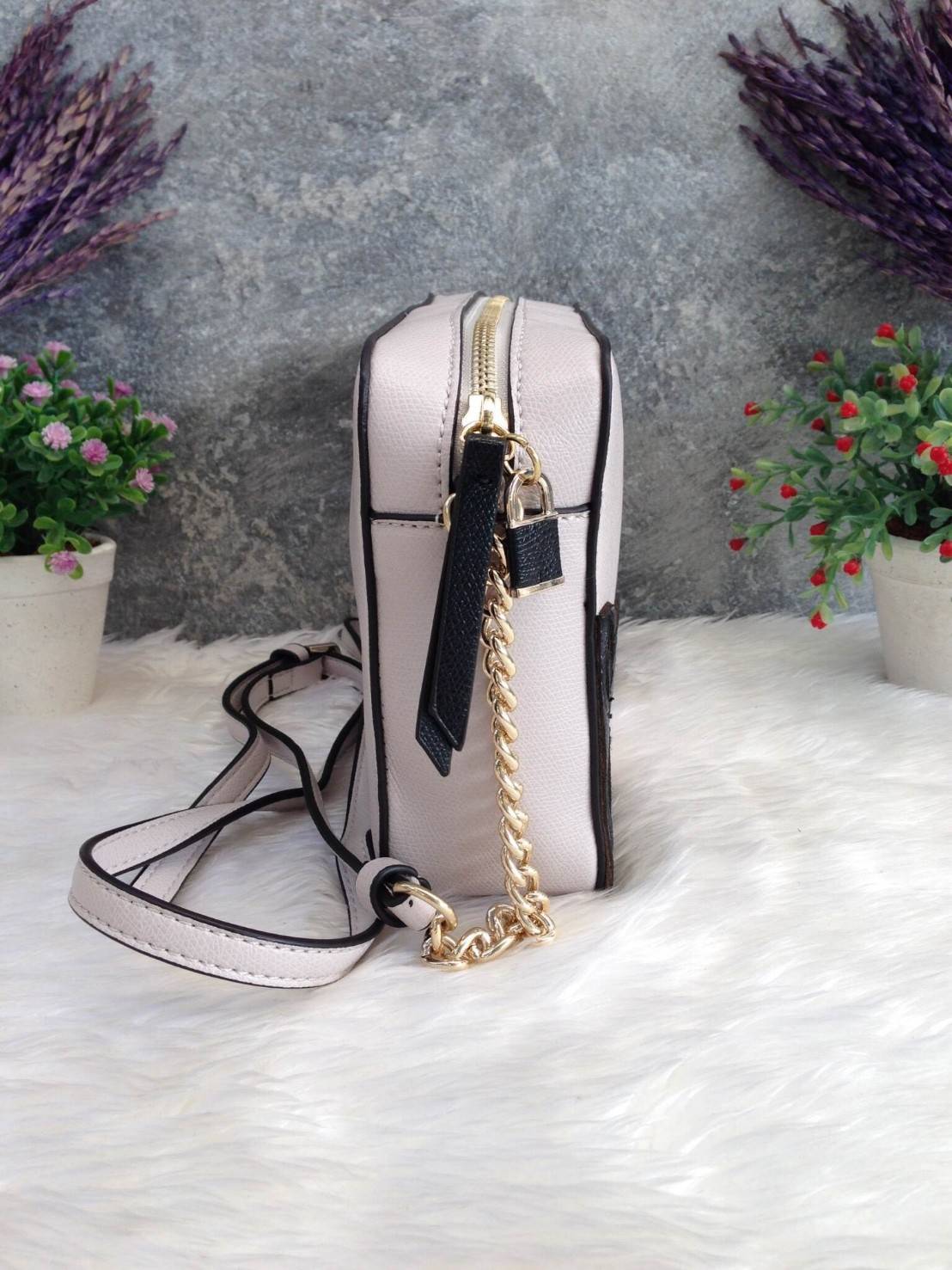 GUESS CROSSBODY DEVYN BAG 2018 กระเป๋าสะพายรุ่นใหม่ล่าสุดทรงเหลี่ยมหนังสวยอยู่ทรงด้านหน้ามีโลโก้และปักหนังขึ้นลายนูน สวยเก๋ดูมีดีเทลเปิดปิดด้วยซิปประดับแม่กุญแจ ภายในโล่งกว้างใส่กระเป๋าสตางค์ใบยาว มือถือ ของจุกจิกได้เยอะ มีช่องซิปและช่องใส่ของจุกจิก ซับใน