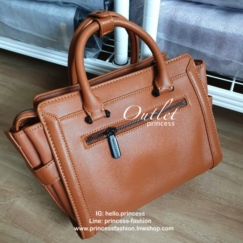 CHARLES & KEITH กระเป๋าถือ/สะพายข้าง ขนาดกลาง ด้านหน้าปั๊มโลโก้แบรนด์ ด้านหน้าเป็นหนังเรียบตัดกับด้านข้างเป็นหนังคาร์เวียร์ออกแบบมาให้เรียบหรู ด้านหลังมีซิป 1 ช่อง หูกระเป๋าสามารถพับลงได้ ส่วนด้านในกว้างมากค่ะ ออกแบบมาให้ใส่ของได้จุใจแบบไม่มีช่องแบ่ง มีช่