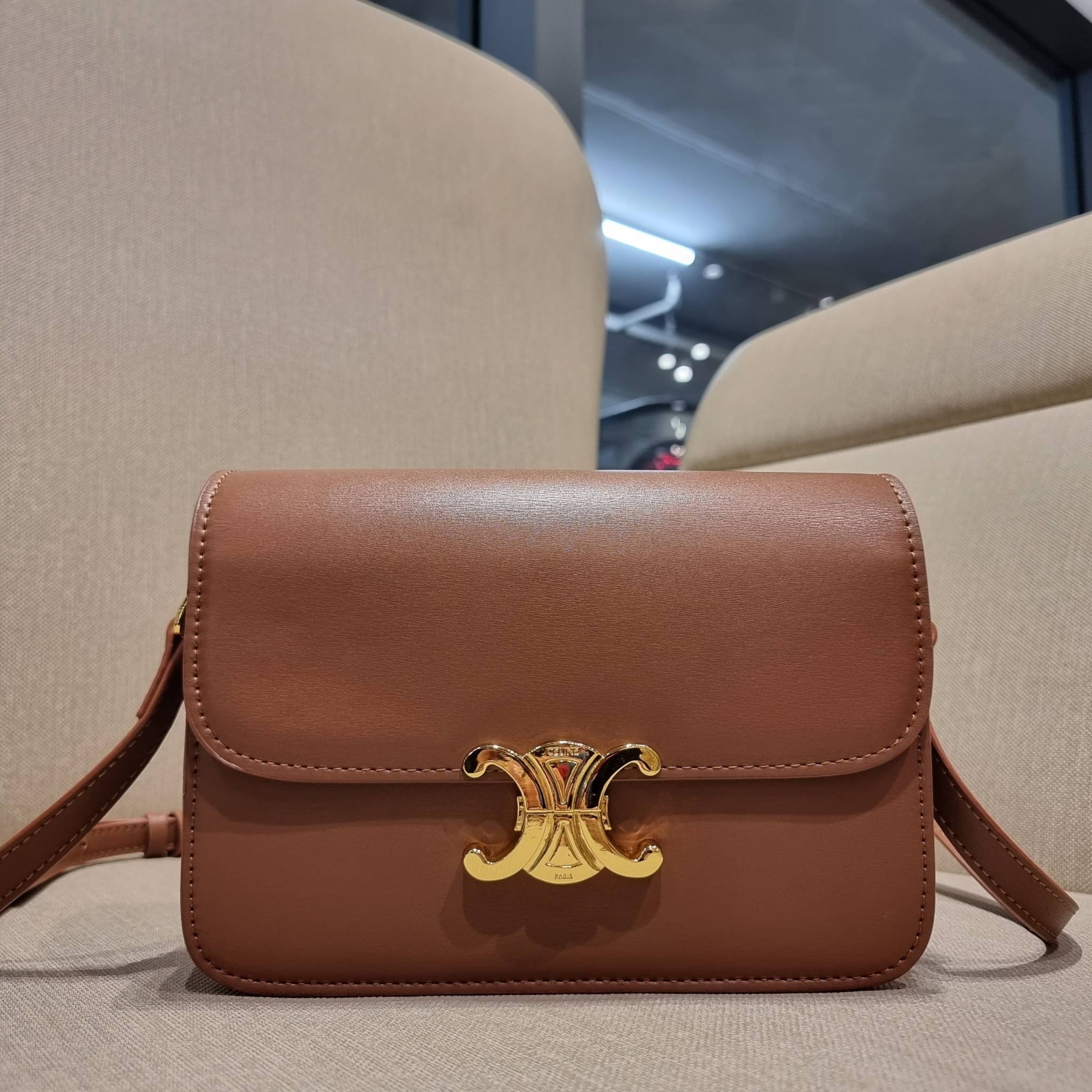 VIP 🥂 CELINE CLASSIQUE TRIOMPHE BAG IN SHINY CALFSKIN ไอเท็มสุดคลาสสิค ที่ขาดไม่ได้ กระเป๋าสะพายทรงสวยคลาสสิค แฝงความผู้ดี ที่ใช้ได้ทั้งชายหญิง วัสดุหนังแท้ เปิด-ปิดด้วยตัวกดล็อค สะดวกใช้มาก ภายในเป็นช่องโล่ง เก็บของได้เป็นสัดส่วน และยังมีช่องซิปใ