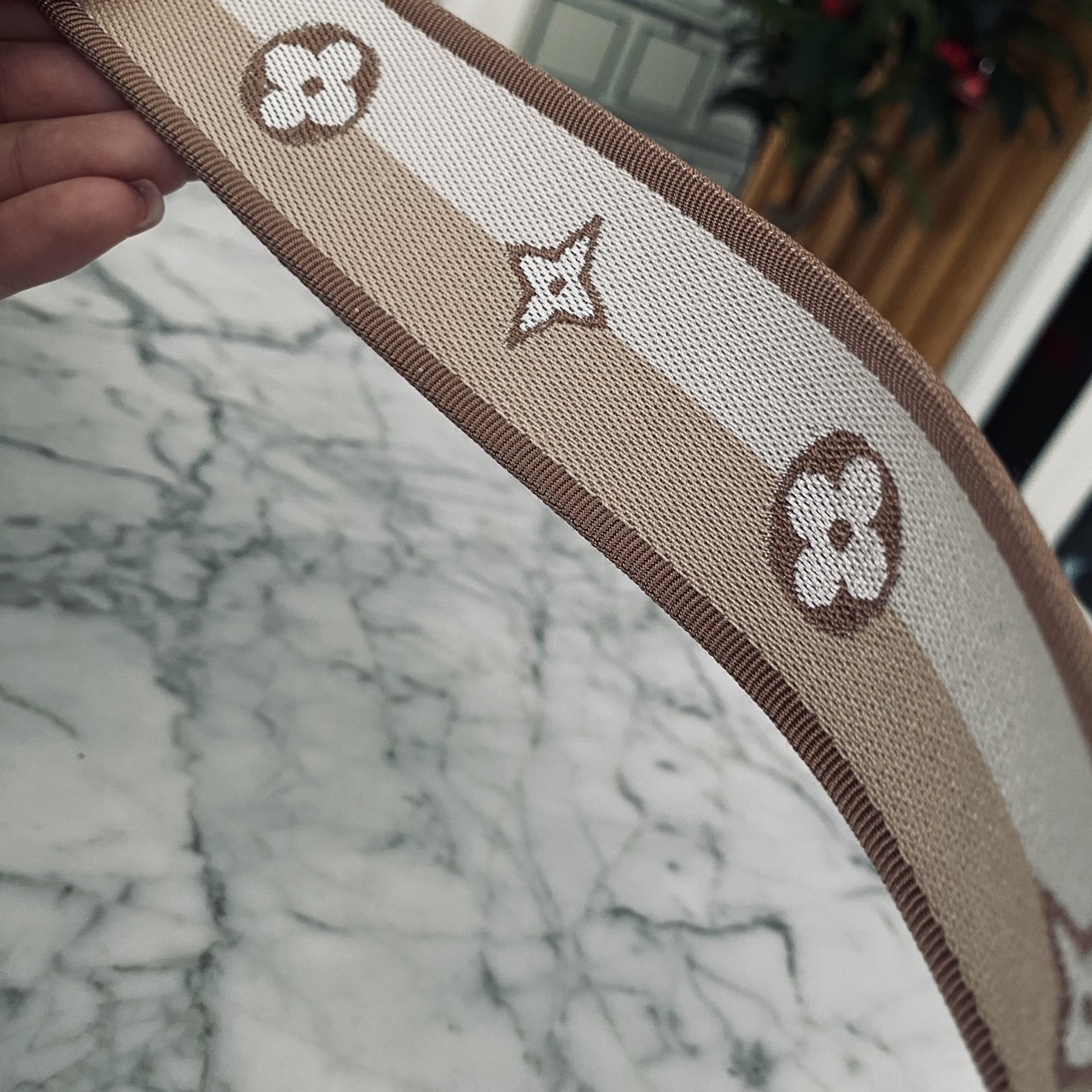 LV Cluny Mini Monogram Canvas Bag 20cm กระเป๋าถือใบเล็กแสนน่ารัก ลายโมโนแกรมแคนวาสสุดไอคอนิก พร้อมสายสะพายผ้าทรงสปอร์ต คอลขายดีตลอดกาล หูจับในตัว น้ำหนักเบา เป็นไอเท็มที่แมทช์ได้กับทุกสไตล์การแต่งตัว ราคาสุดคุ้ม