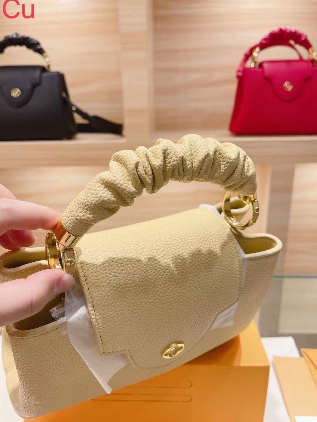 LV CAPUCINES BB top handle ที่สุดของความสวยในราคาเบาๆ กระเป๋าถือสุดหรู มาพร้อมหูจับหนังจับย่น ดีไซน์ทรงคลาสสิค ดีงามม้ากกกก!! ด้วยรูปทรงวินเทจ พร้อมส่งครบ box set ในราคาที่คุ้มที่สุด จัดเถอะค่า ยืนยันว่าสวยคุ้ม!!