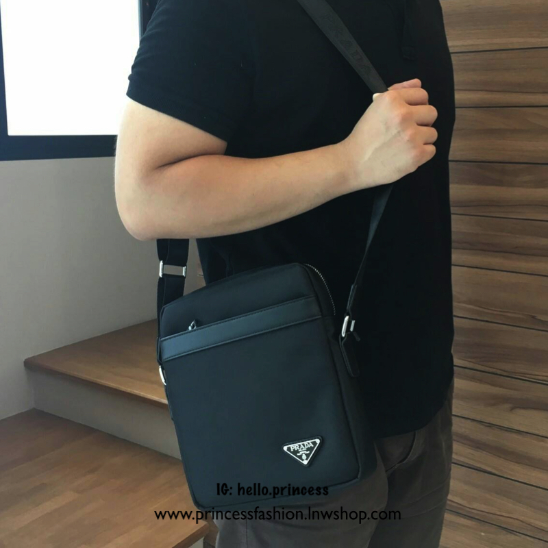พร้อมส่งกับงานพรีเมี่ยมกิ้ฟ แบรนด์ดังอย่าง prada ต้องมีจริงๆคะสำหรับทรง messenger ทรงยอดฮิต สำหรับท่านชาย เนื้อผ้า Polyester มาพร้อมกับทรงสูง ใส่ipad หนังสือ ได้หมดคะ เปิดปิดด้วยซิปอะไหล่เงิน อะไหล่สีเงินทั้งใบ จะซื้อใช้เองหรือบมอบเป็นของขวัญ ก็ถุกใจแน่นอ