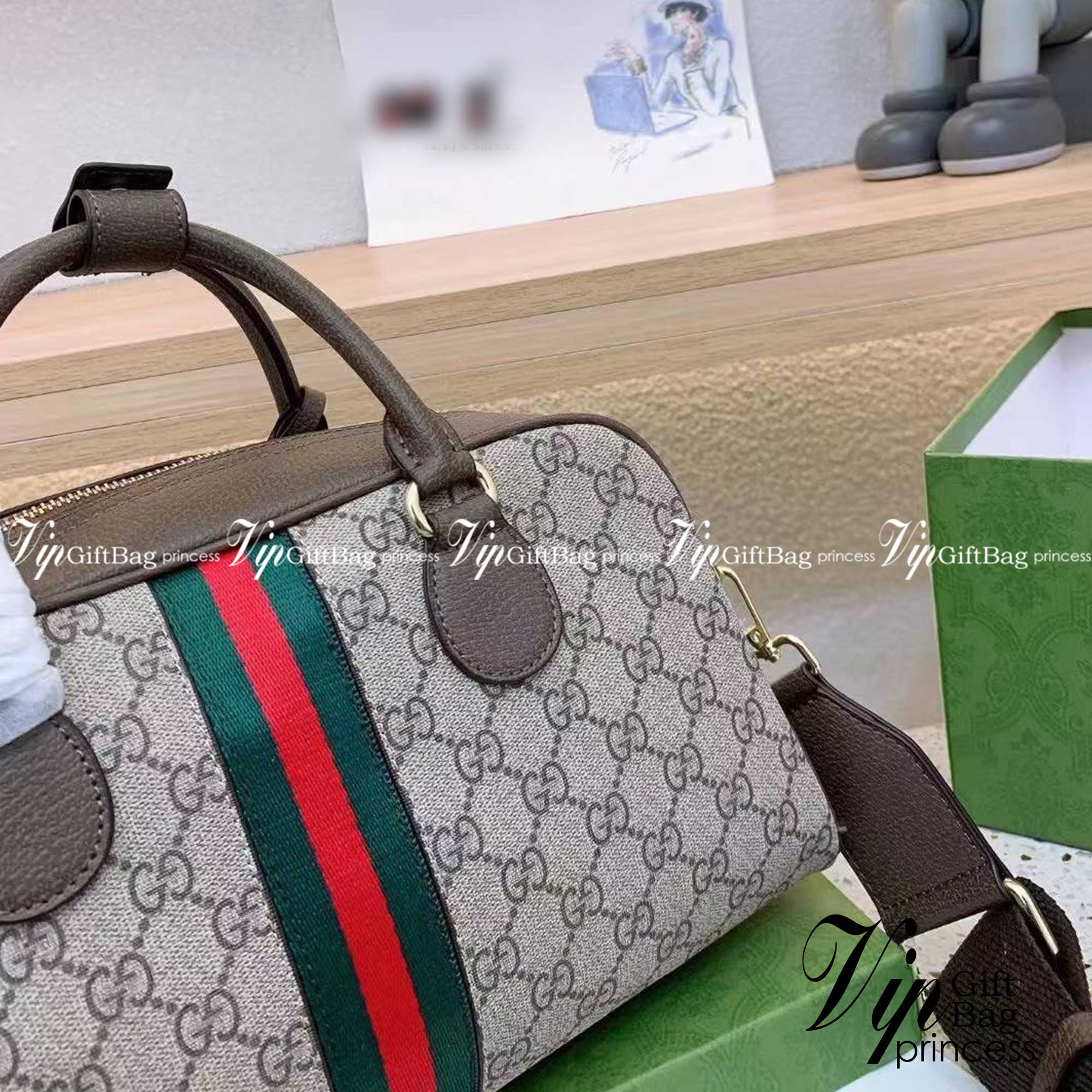 GUCCI Ophidia medium GG top handle bag กระเป๋าสะพายใบกลาง จุของได้เยอะ สายถอดได้ งานปั้มทุกจุดสวยน่าใช้ โทนสีใช้งานง่ายเป็นเอกลักษณ์แบรนด์ แมตช์กับเสื้อผ้าได้ง่าย เสริมลุคสาวมั่นได้ลงตัว