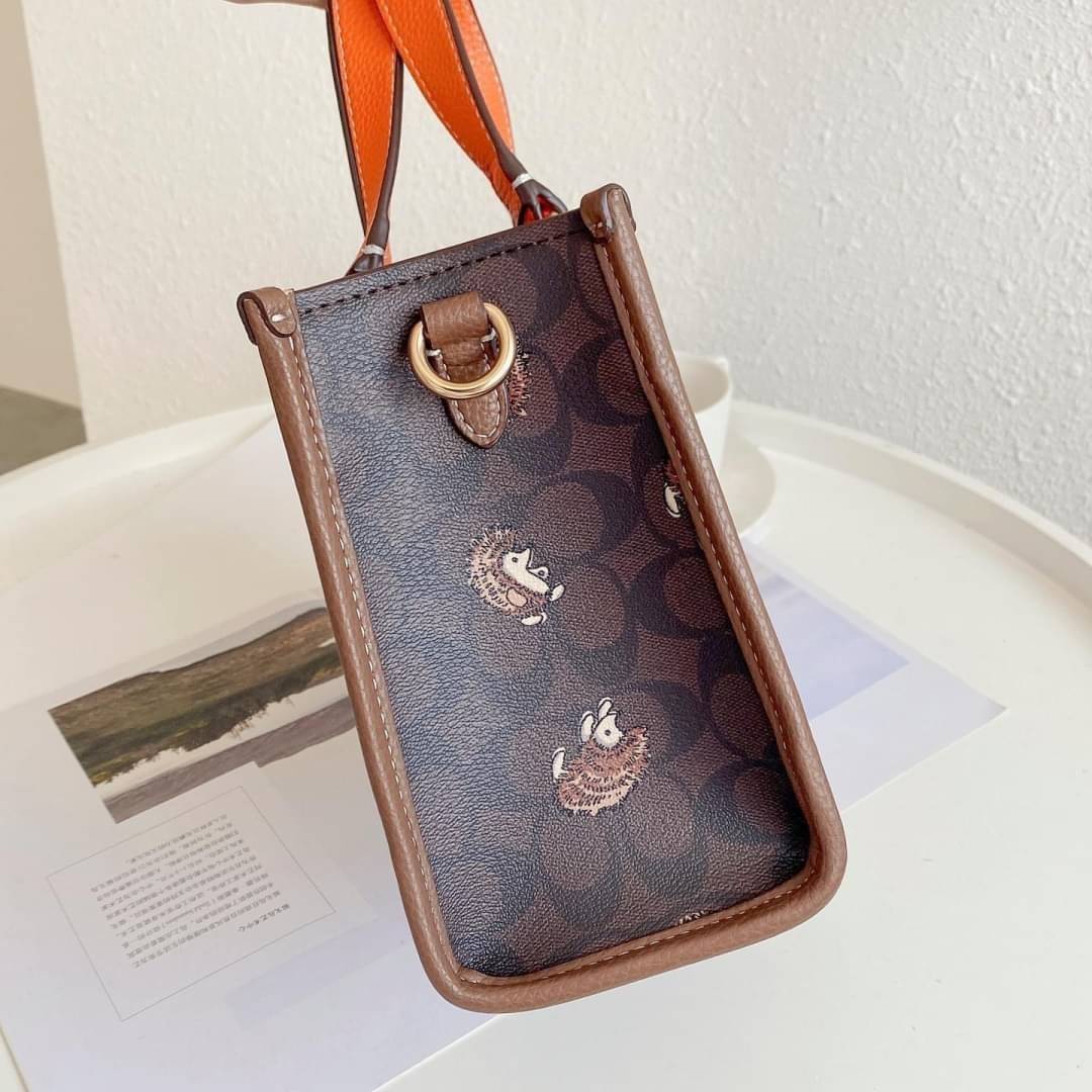 COACH DEMPSEY TOTE IN SIGNATURE CANVAS WITH HEDGEHOG PRINT 🦔 ((CC769)) เม่นเต้นรำ สวย น่ารัก มากๆค่ะ ใหม่กันต่อ ไปสวยกันให้สุดค่ะ! กับกระเป๋าทรงTOTE รุ่นใหม่ล่าสุด 🌟จุดเด่นของรุ่นนี้คือปริ้นท์ลายเม่นเต้นรำทั้งใบ น่ารักน่าเอ็นดูมากๆค่ะ เปิด
