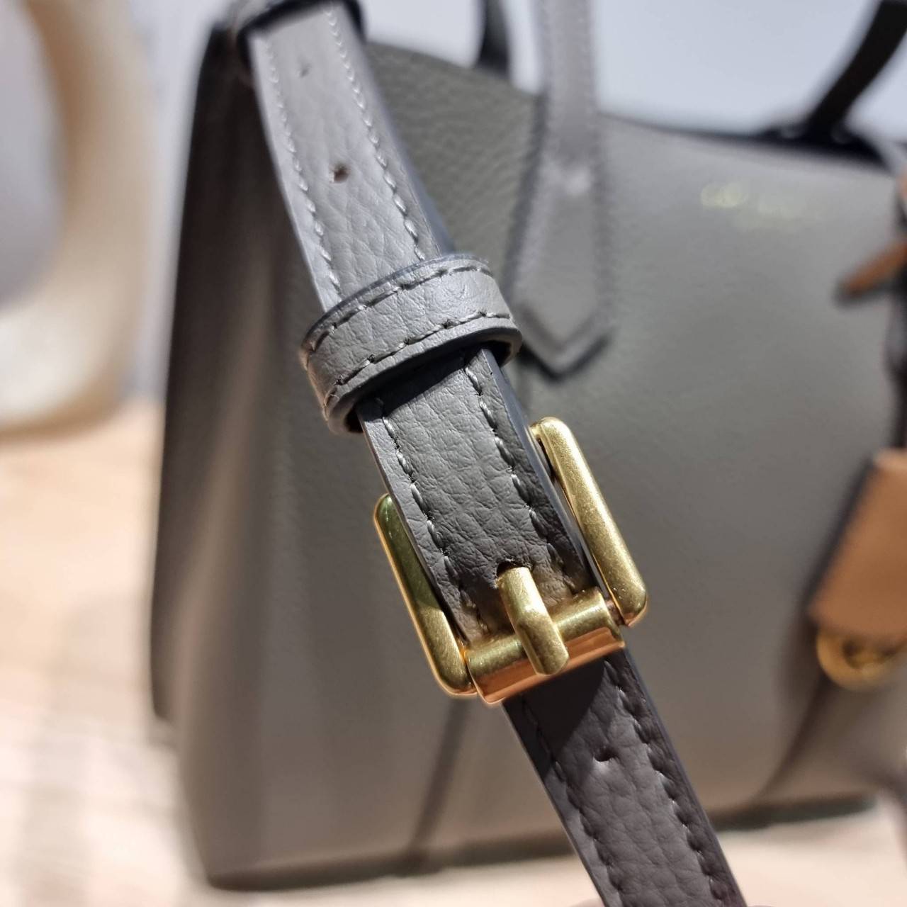 TORY BURCH PERRY SMALL TRIPLE COMPARTMENT TOTE BAG กระเป๋าโท้ทขนาดเล็ก รุ่นขายดี ทรงสวย ดีไซน์ออกมาให้ใช้งานได้ทุกลุค ทุกโอกาส สวยคมชัดทุกสี