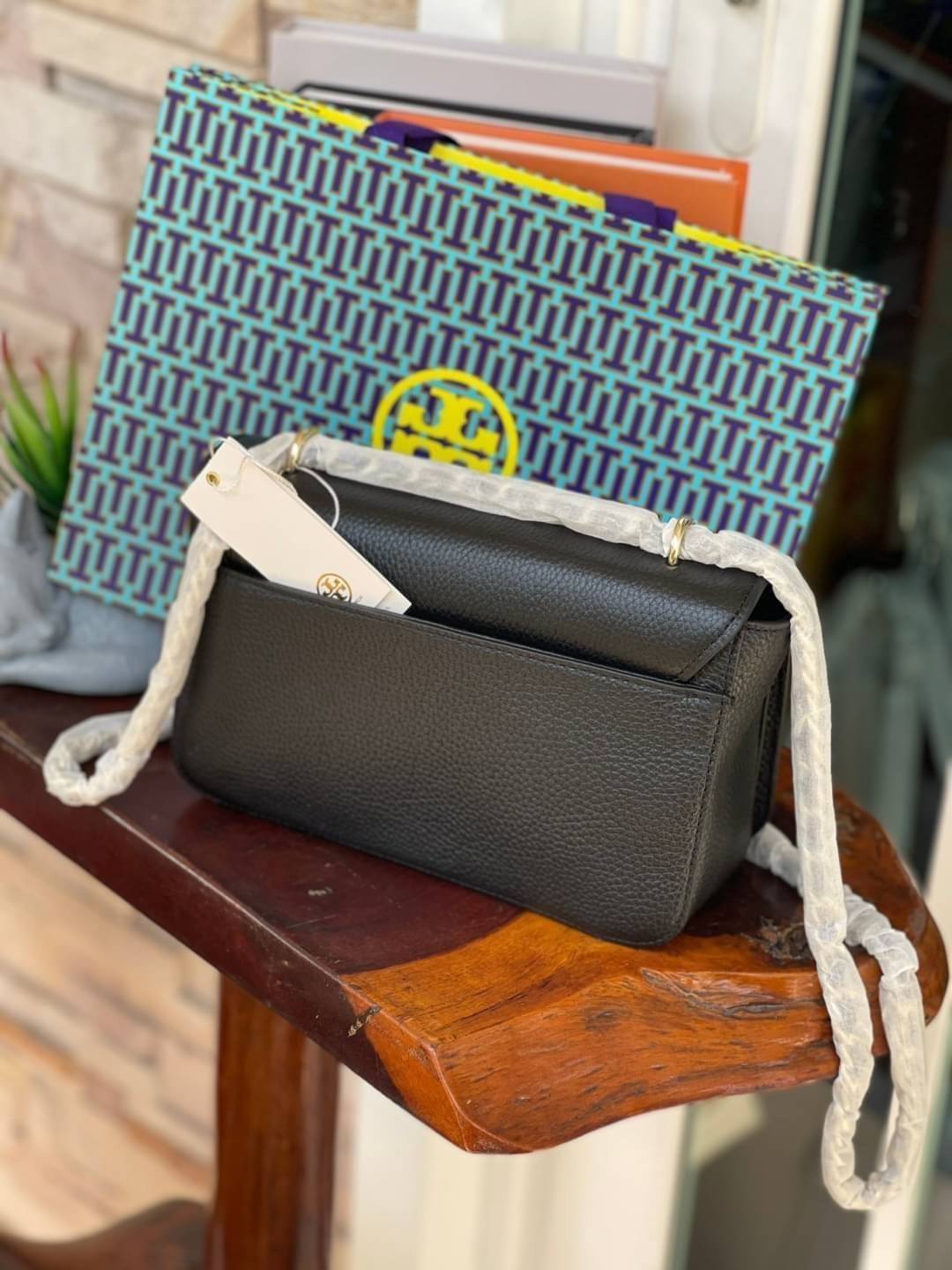 Tory burch description mercer adjustbale shoulder bag เป็น Collection รุ่นท็อปที่สาว ๆ หลายคนถูกใจ ด้วยทรงกระเป๋าคลาสสิกสุดเก๋ ใช้งานแบบไหนก็ดูดี ในลุคช์สาวหวานแบบสะพายสายคู่ หรือ ต้องการความคล่องตัวด้วยการสะพายแบบครอสบอดี้ มีดีไซน์ที่ Practical ต่อการใช้