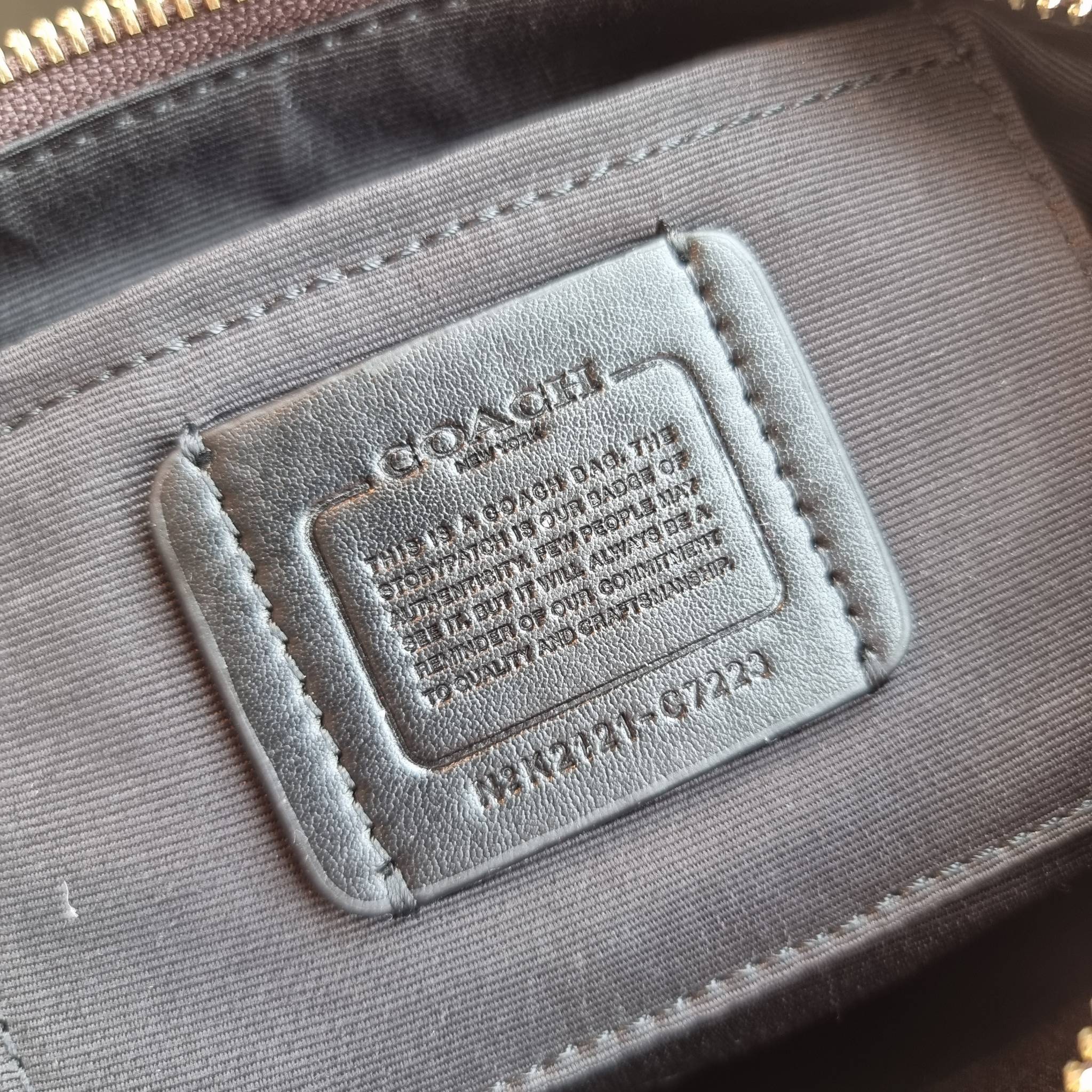 COACH C7223 PENNY SHOULDER BAG 25 IN SIGNATURE CANVAS คอลเลคชั่นเพนนีสุดคิ้วท์ ในรูปแบบของกระเป๋าสะพายไหล่กึ่งทรงพอช พร้อมเสิร์ฟความสวยถึงบ้านไปเลย!! ด้วยดีไซน์คลาสสิคย้อนยุค ที่แอบแฝงความเรียบหรู มาพร้อมสายสะพาย 2 เส้น เป็นสายคล้องมือและสายสะพายครอสบอดี้