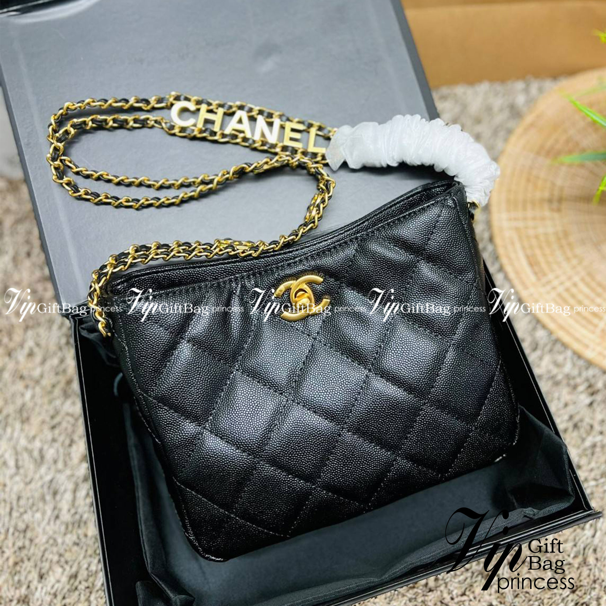 CHANEL กระเป๋าหิ้วหรือสะพายไหล่ หนังแท้ลสบคาเวียร์สวยงามมากๆ 🌟โดดเด่นด้วยสายของกระเป๋ามีโลโก้แบรนด์ประดับ หรูมากๆค่ะ เปิด-ปิดกระเป๋าแบบหมุนล็อค ภายในใส่กระเป๋าเงินใบกลาง;มือถือได้ทุกรุ่น;ของจำเป็นจุกจิกอื่นๆได้หลายอย่าง มีช่องเล็กให้ใส่ของจุกจิกนะ