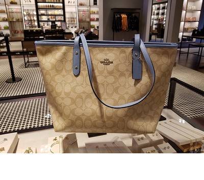 OUTLET 】COACH F58292 CITY ZIP TOTE IN SIGNATURE 16" รุ่นขายดี!! ไซส์ใหญ่ สีสวยมาให้แบบจัดเต็ม!! กระเป๋าถือทรงโท้ทใบใหญ่ สวยน่าใช้ทุกสี สะพายคล้องไหล่ได้เก๋ๆ จุของแน่นๆไปเลยจ้า!! วัสดุหนังแคนวาสคุณภาพ ปากกระเป๋าเปิด-ปิดด้วยซิป กันของหล่นได้ ถือไปไหนก็
