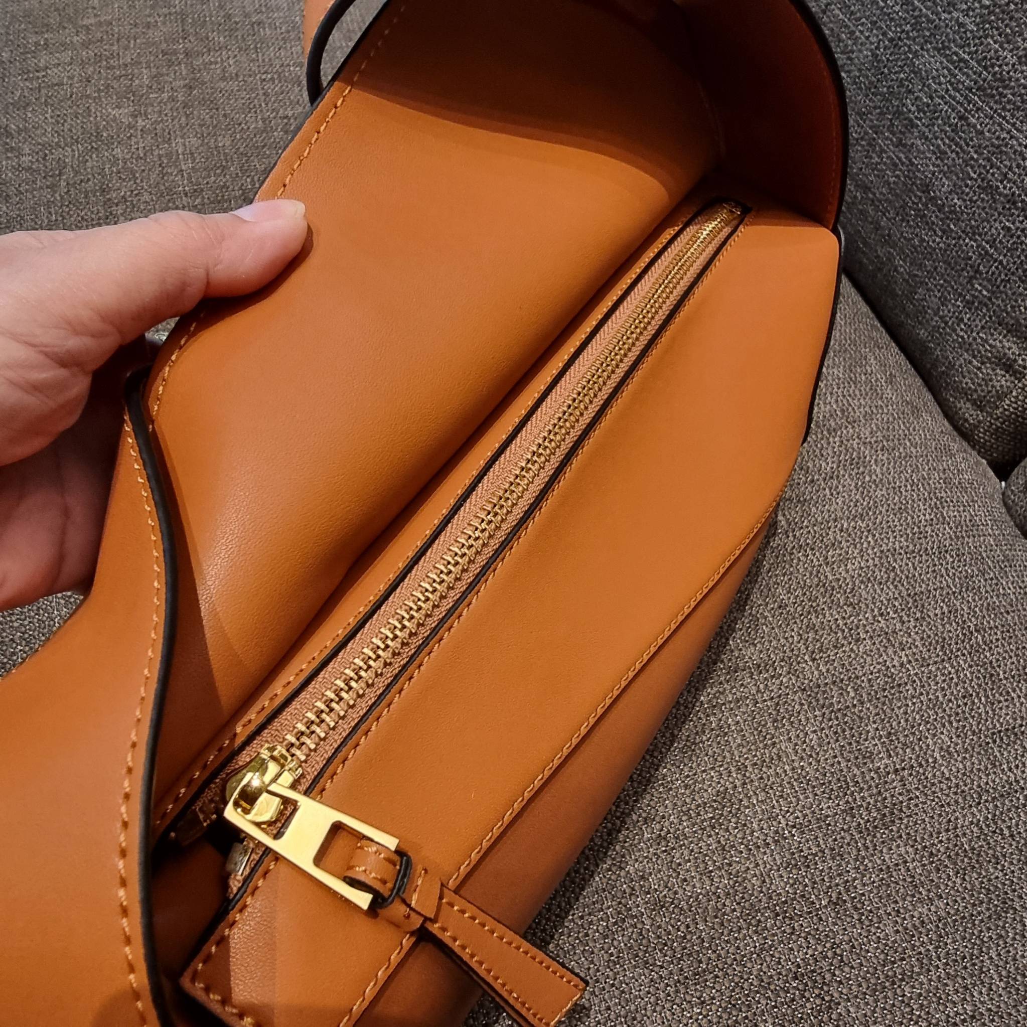 LOEWE PUZZLE HOBO BAG ใหม่ล่าสุด กับแบรนด์ที่มีดีไซน์โดดเด่นเป็นเอกลักษณ์ สวยหรูทุกรุ่นจริงๆ!! กระเป๋าสะพายโฮโบ ทรงสวย สไตล์พัซเซิลคลาสสิค วัสดุหนังวัวฟอกสี นิ่มมือ ฟินมาก!! เปิดใช้งานด้วยซิป ที่ภายในโล่งกว้าง ใส่ของสำคัญได้ครบไม่มีพลาด แบบสบายๆ มาพร้อมสา