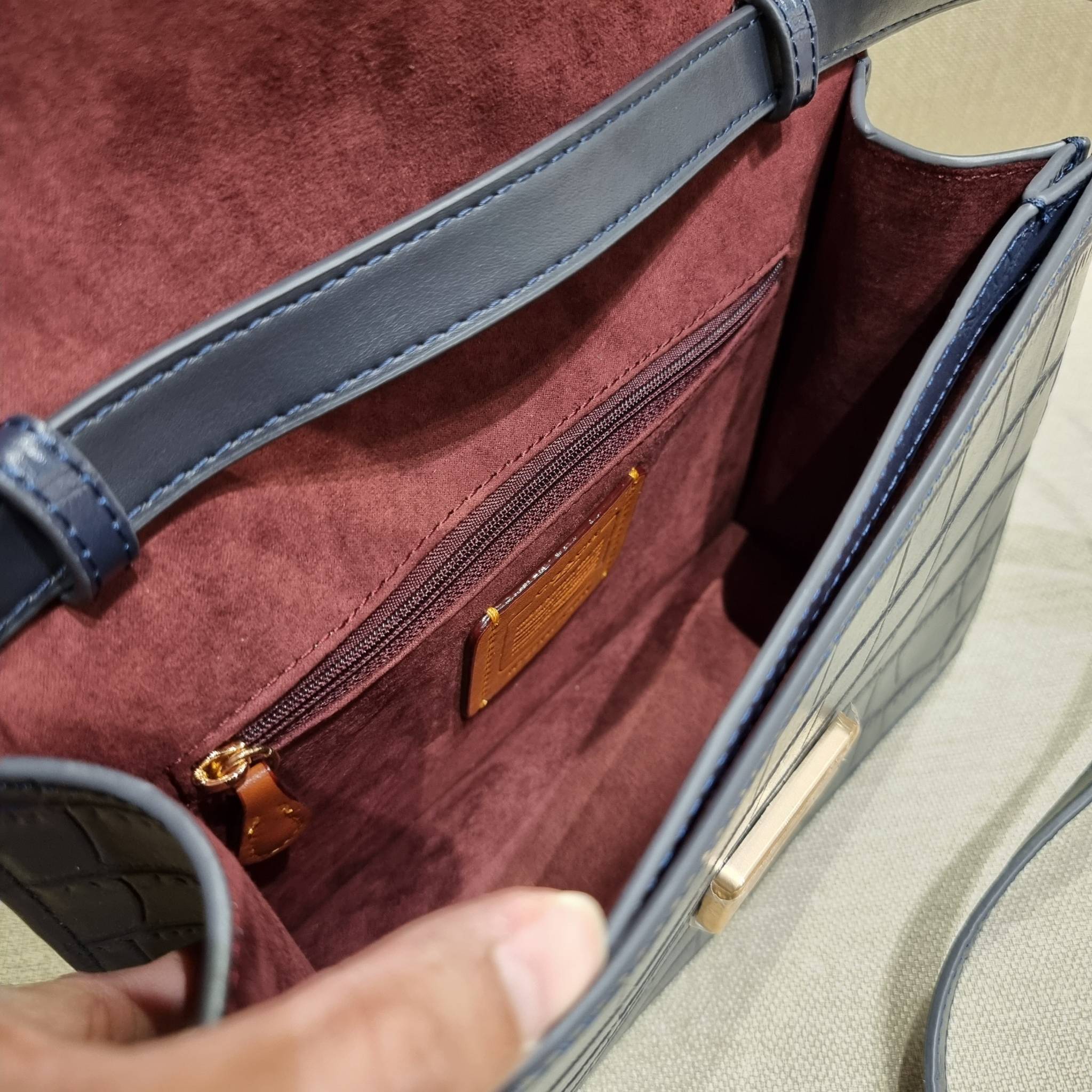 COACH C5631 BRYNN FLAP CROSSBODY แซ่บที่สุด ใหม่ที่สุด!! คอลเลคชั่นใหม่!! มองยังไงก็หลงรักละสายตาไม่ไหว กระเป๋าสะพายข้างลุคไฮน์ ที่ดีไซน์ออกมาได้ปัง และดูแพงมากๆ ด้วยดีเทลคลาสสิค รูปทรงใช้งานง่าย เรียบๆแต่มีดีเทล วัสดุหนังลายจระเข้ สวยม้าก!!! เปิด-ปิดด้วย