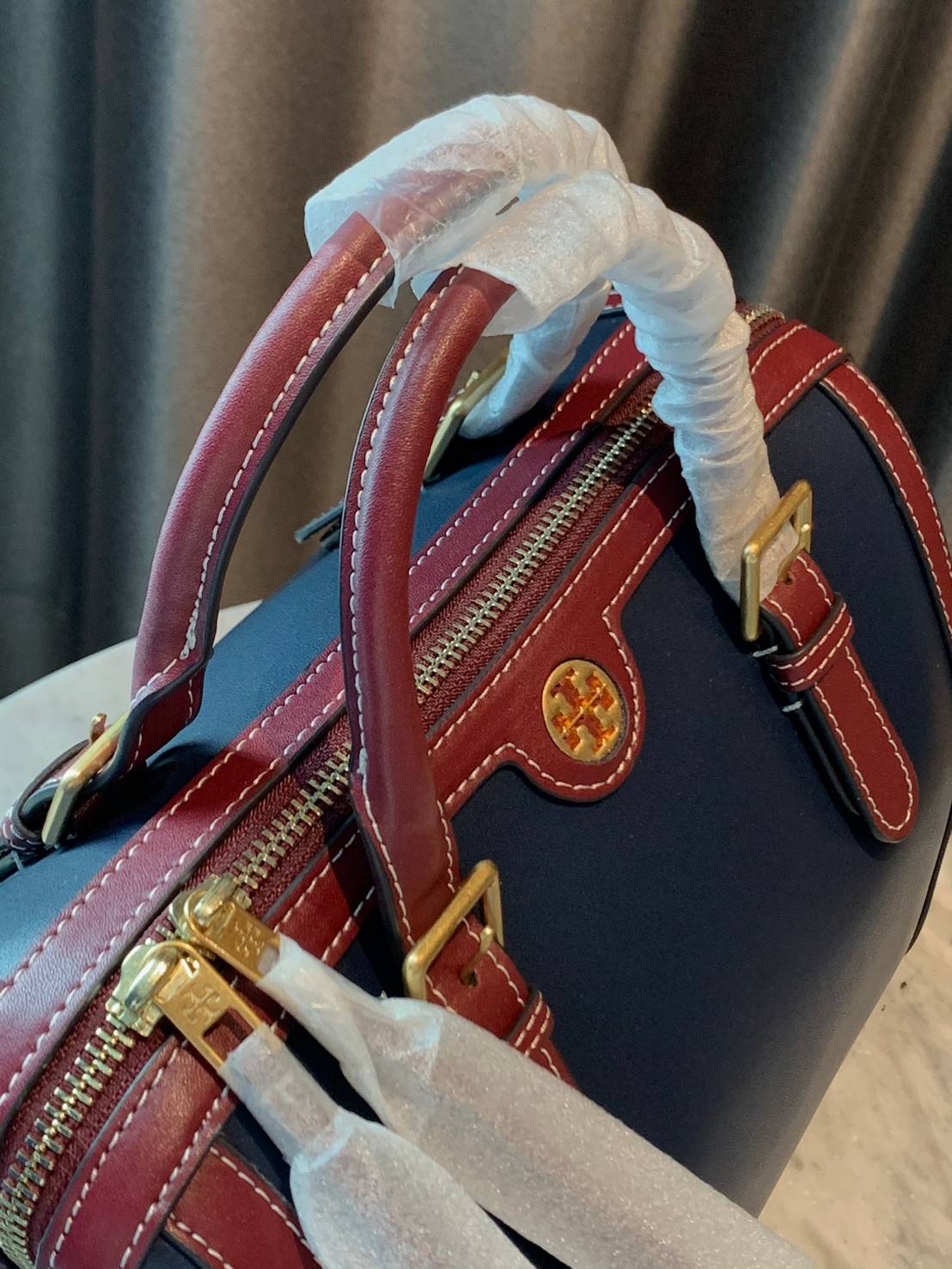 TORY BURCH T Monogram Color-block Barrel Duffle พร้อมส่งที่ไทย สวยก่อนใคร ใบใหญ่ ใส่จุไปเลยจ้าา😘 ✔️กระเป๋าทรงหมอน วัสดุหนังแท้ชั้นดีที่สุด หนังเรียบนิ่มสวย ✔️เปิดปิดกระเป๋าด้วยซิปคู่แบบมีหนังห้อย ภายในกว้างมากสำหรับไซด์นี้ หายห่วงไปเ