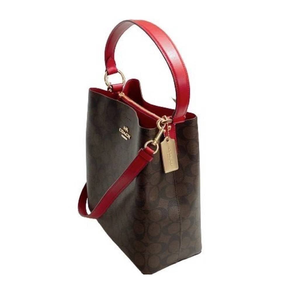 COACH 2312 SMALL TOWN BUCKET BAG IN SIGNATURE CANVAS รุ่นยอดนิยมใบเล็กมาครบสีแล้วจ้า กระเป๋าทรงบัคเก็ต สีผู้ดี๊ผู้ดี ตัวกระเป๋าดีไซน์คลาสสิคลายซี ดูโดดเด่น วัสดุหนังแคนวาสเคลือบลาย สวยคมทุกมุมจริงๆ!! เปิด-ปิดด้วยกระดุมแม่เหล็กทั้ง 2 ฝั่ง ภายในเป็นช่องโล่ง