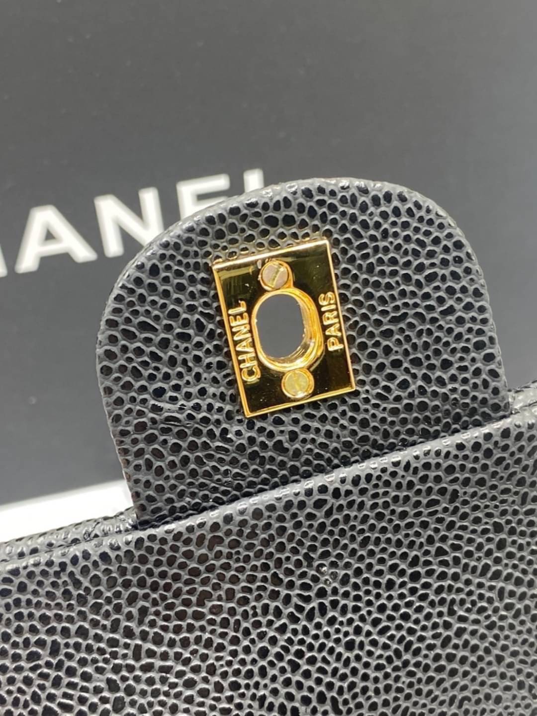 หนังแท้ CHANEL classic 8" black caviar รุ่นยอดนิยมไอเท็มฮิตวัสดุหนังคาเวียร์สวยคลาสสิค ด้านหน้ามีโลโก้แบรนด์อะไหล่ทอง/เงินสวยหรู ภายในสีแดงเบอกันดี้ เป็นใบยอดนิยมของสาวๆ เลยค่าา พร้อมส่งที่ไทยไม่ต้องรอพรีฯ สาวก Chanel Must Have! นะคะ