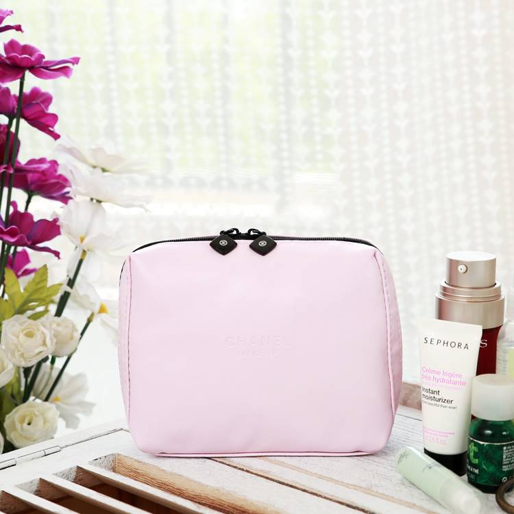 New Cute!! 🦄🦄 งานน่ารัก ชาแนลเค้าจัดให้อีกแล้วคะ กับ Chanel Mini Cosmetic bag กระเป๋าเครื่องสำอางค์ขนาดเล็ก ของแถมจากเครื่องสำอางค์ CHANEL MAKEUP ของแท้100% ตัวกระเป๋าเป็น หนัง pu สีชมพูอ่อนทั้งใบ ที่หัวซิปมีโลโก้ชาแนลสีชมพู ปั้มแบรนด์บนหน