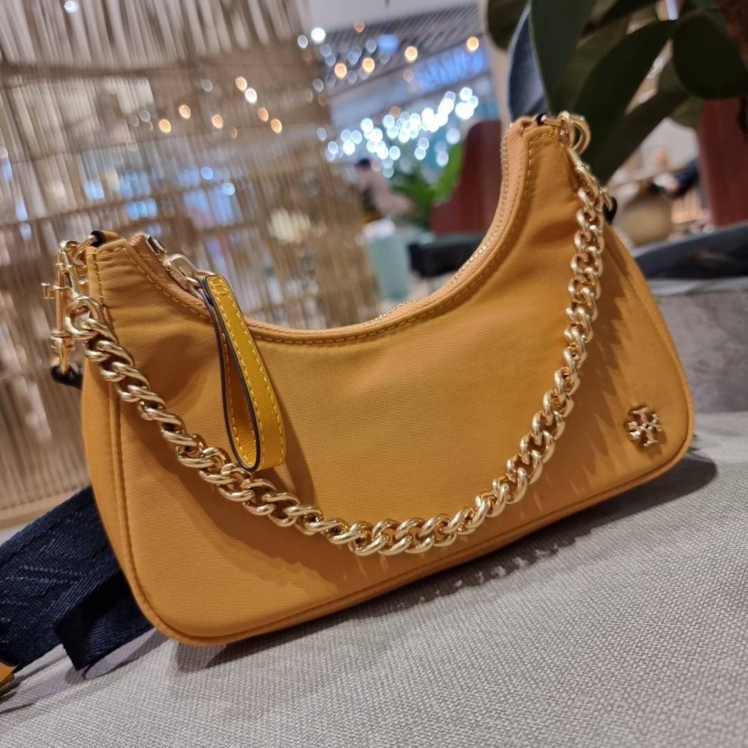TORY BURCH MERCER NYLON SMALL SHOULDER BAG ใหม่ก่อนใคร!! กับคอลหวานๆ สดใสๆ กระเป๋าสะพายทรงโฮโบ ขนาดกะทัดรัด ฟังก์ชั่นการใช้งานจัดแบบเต็มที่ ด้วยสายสะพายถึง 3 เส้น สายโซ่คล้องแขน สายหนังแบบสั้นคล้องไหล่ และสายสปอร์ตเส้นใหญ่ ดูดี!! คุ่มแค่ไหนคิดดู!! วัสดุผ้
