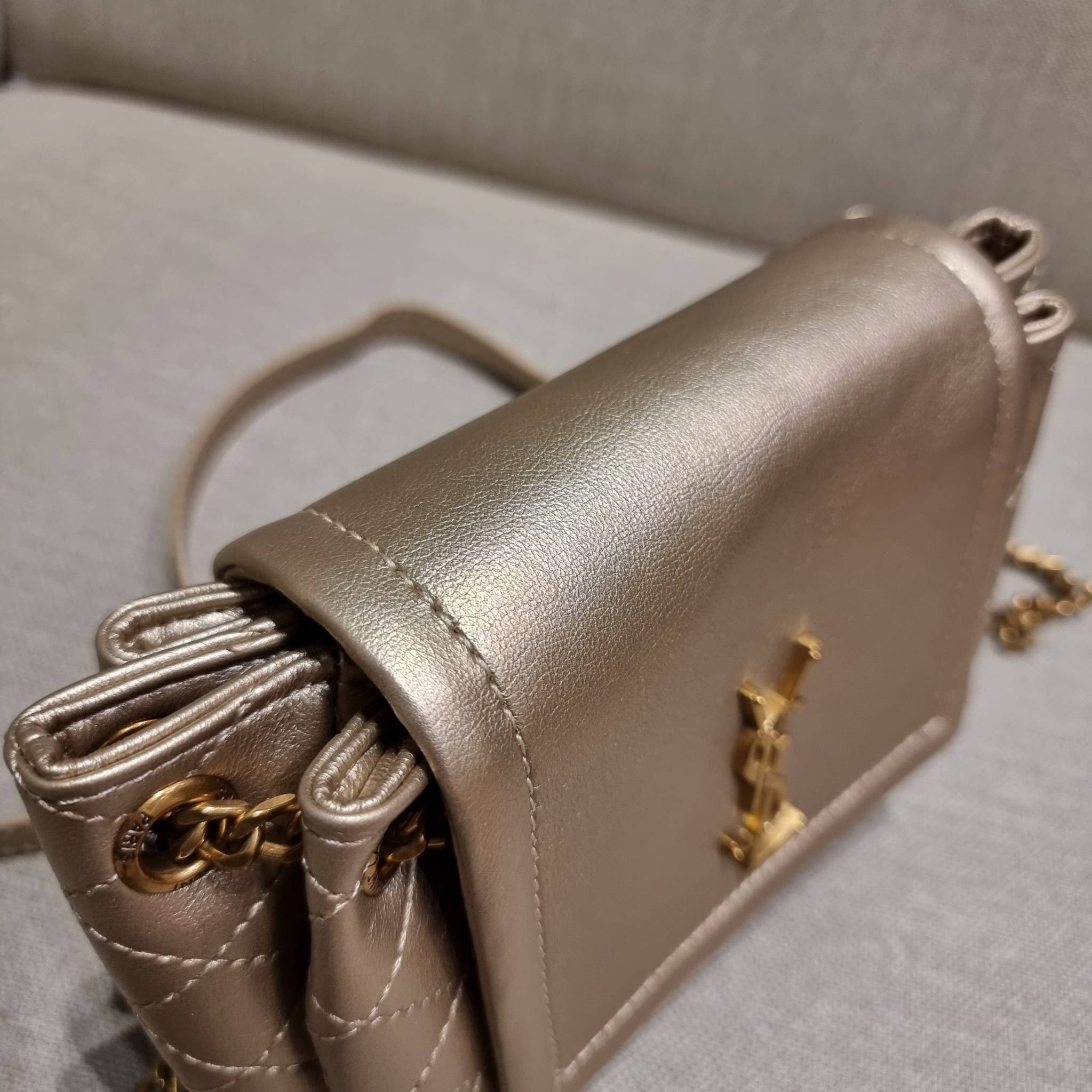 Yves Saint laurent mini nolita in lambskin / YSL mini nolita น้องสาวคนสวยที่ต้องตาเมื่อแรกเห็น กระเป๋าสะพายดีไซน์หรู ไซส์มินิ แบรนด์นี้ไม่เคยทำให้ผิดหวังจริงๆ ด้วยดีเทลความเรียบง่ายแต่มีความหรูอยู่ในตัว วัสดุหนังแกะ สัมผัสดีงามมากๆ เปิด-ปิดด้วยกระดุมแม่เห