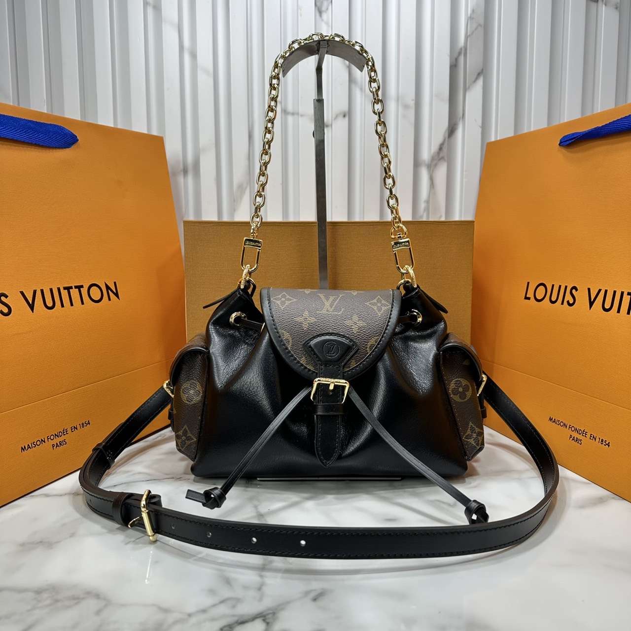 ORI หนังแท้ | LV Odyssee bag Monogram Canvas กระเป๋าสะพายดีไซน์ใหม่ คอลเลกชันประจำฤดูกาล Pre-Fall 2025 ออกแบบมาเพื่อเชิดชูมรดกล้ำค่าที่สืบทอดจากรุ่นสู่รุ่น ดีไซน์ทันสมัยใช้งานได้ทุกวัน