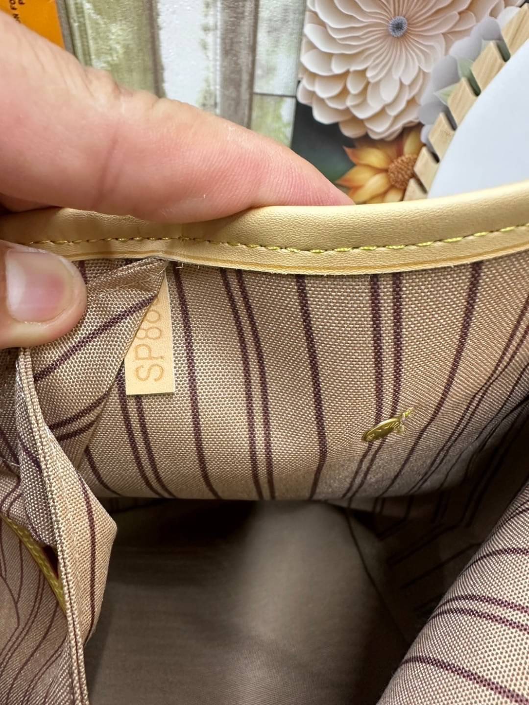LV Neverfull MM Tote Monogram Canvas With Cat / Puppies กระเป๋าทรงโท้ท รุ่นลิมิเต็ด พิมพ์ลายน้องหมา น้องแมว ลวดลายท่องเที่ยว ลายสีสัน เป็นการรังสรรค์สุดท้าทายครั้งใหม่ของกระเป๋ารุ่นไอคอนิกจากหลุยส์ ผสานความหลากหลายในการใช้งานยุคใหม่กับพลังสีสันอันสดใสได้อ