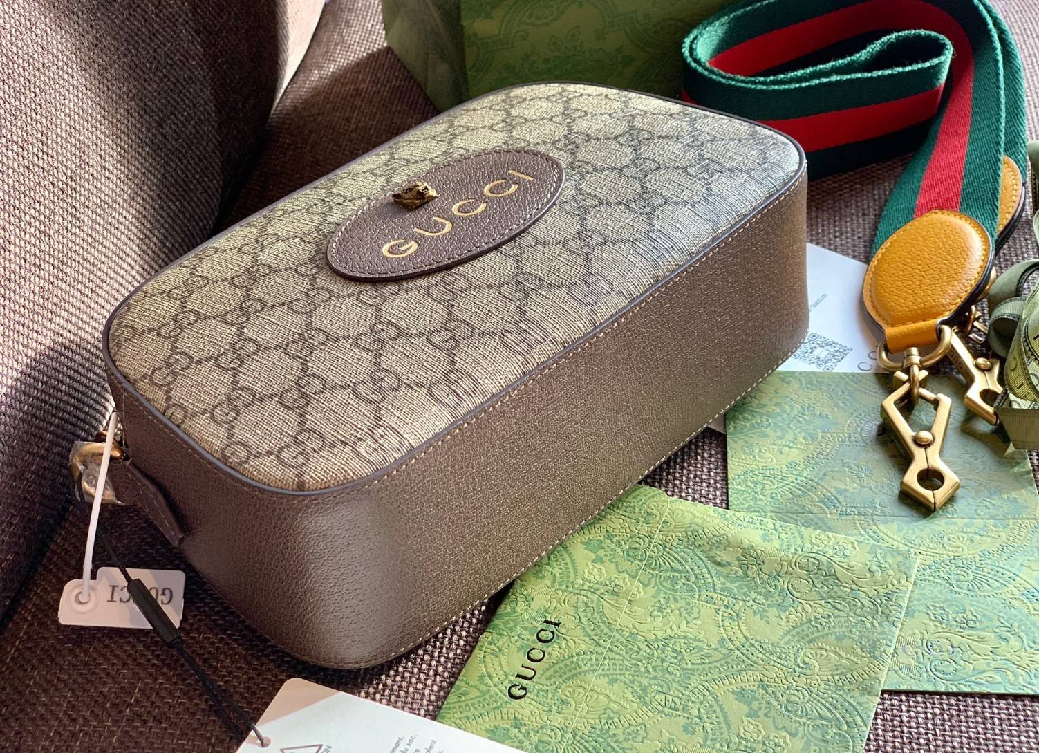ORI หนังแท้ GUCCI GG SUPREME MESSENGER BAG กระเป๋ารุ่น Unisex ใช้ได้ทั้งหญิงชาย อีกหนึ่งไอเทมที่ต้องมีติดตัวสักใบค่ะ กระเป๋าสะพายข้างหรือครอสบอดี้ร์ งานหนังแกะแท้คุณภาพเกินราคา