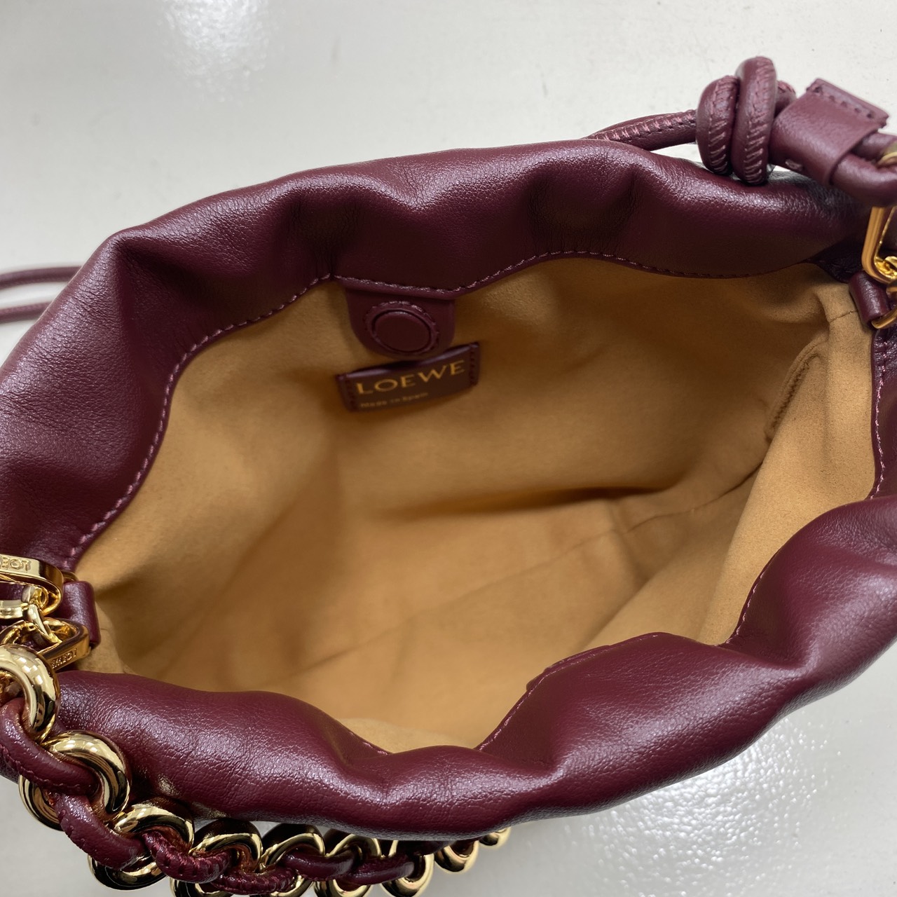 ORI หนังแท้ | LOEWE Mini Flamenco purse in mellow nappa leather / Loewe Bucket Bag กระเป๋าสะพายทรงบัคเก็ตไซส์มินิ หนังเรียบสวยหรู เรียบง่าย หนังแท้ผิวสัมผัสนุ่มมือ น้ำหนักเบาและนุ่มสบาย ดีไซน์จับจีบ เชือกผูกแบบปมโบราณ และสายโซ่รูปโดนัท