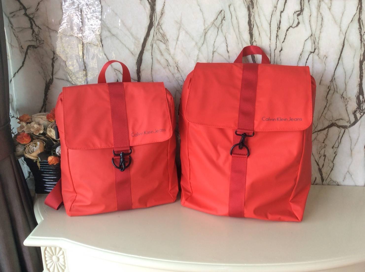 CALVIN KLEIN JEANS NYLON BACKPACK กระเป๋าสะพายเป้มี 2 size ให้เลือกตามการใช้งาน วัสดุ Nylon + Polyester 100% น้ำหนักเบา กันน้ำปานกลาง ด้านหน้าสกรีนโลโก้ Calvin Klein Jeans เปิดปิด 2 ชั้น ด้วยตัวล็อค เเละซิปเดียวด้าน ภายในกว้าง ใส่ A4, iPad หรือเสื้อผ้าได้