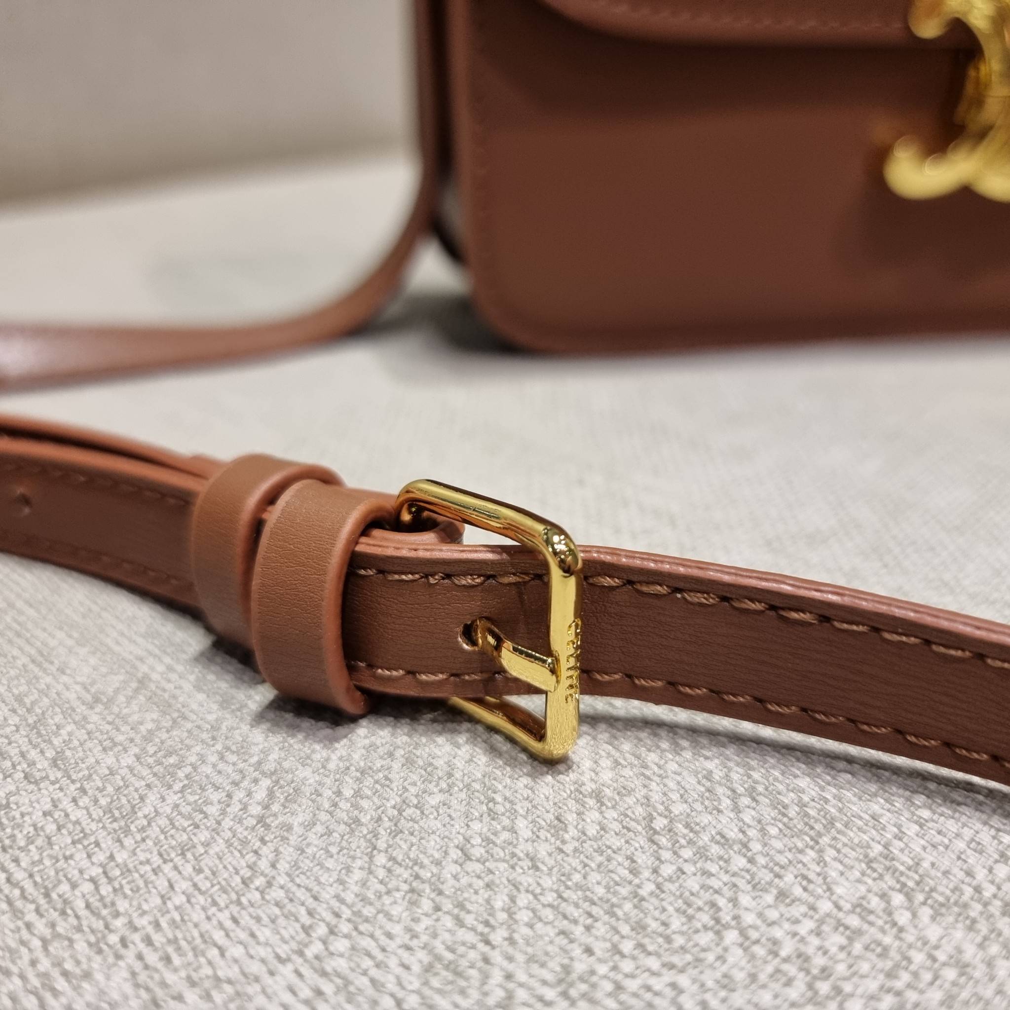 VIP 🥂 CELINE CLASSIQUE TRIOMPHE BAG IN SHINY CALFSKIN ไอเท็มสุดคลาสสิค ที่ขาดไม่ได้ กระเป๋าสะพายทรงสวยคลาสสิค แฝงความผู้ดี ที่ใช้ได้ทั้งชายหญิง วัสดุหนังแท้ เปิด-ปิดด้วยตัวกดล็อค สะดวกใช้มาก ภายในเป็นช่องโล่ง เก็บของได้เป็นสัดส่วน และยังมีช่องซิปใ